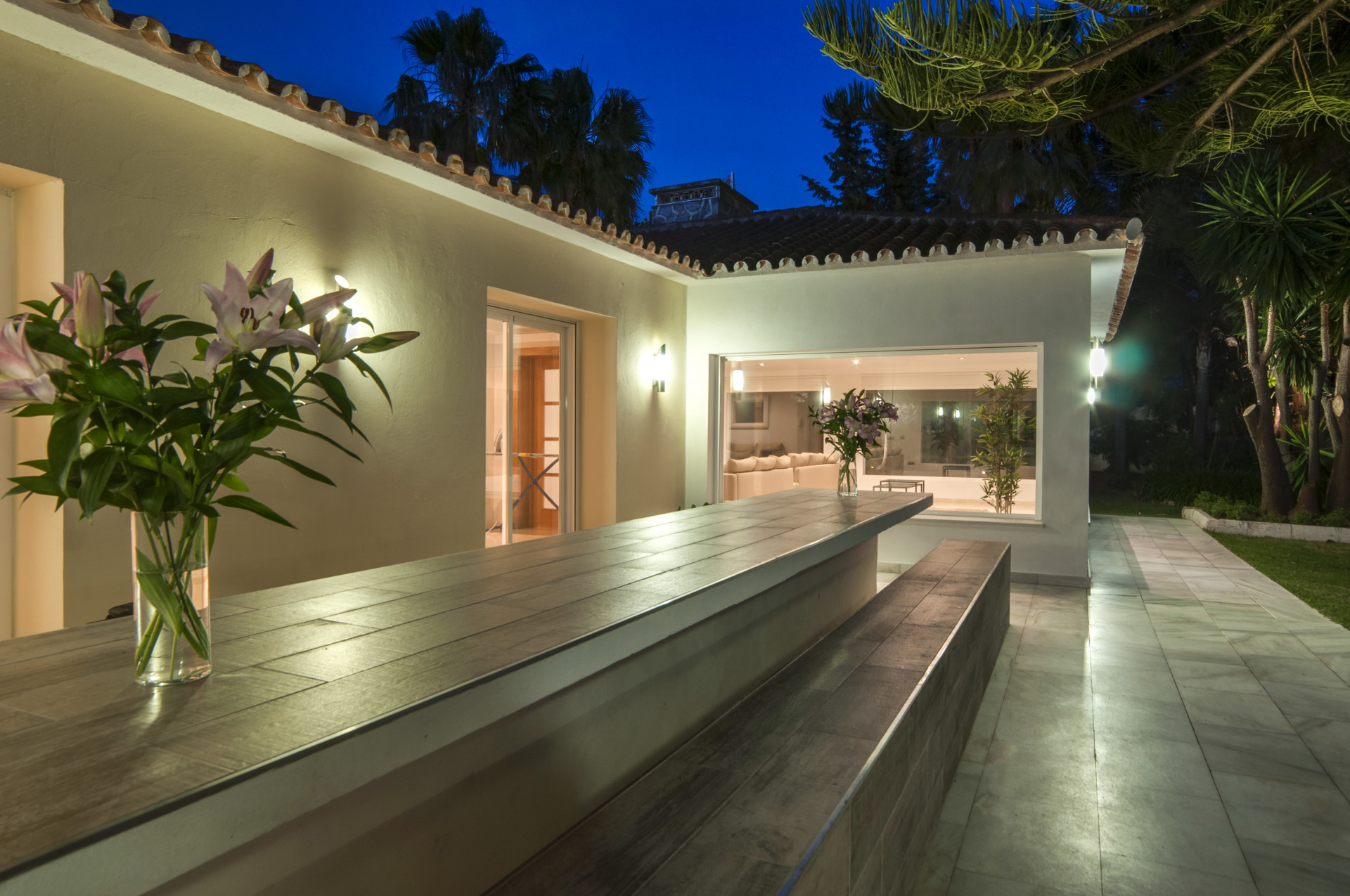 Moderne stijl villa onlangs gerenoveerd in Elviria in Marbella Este