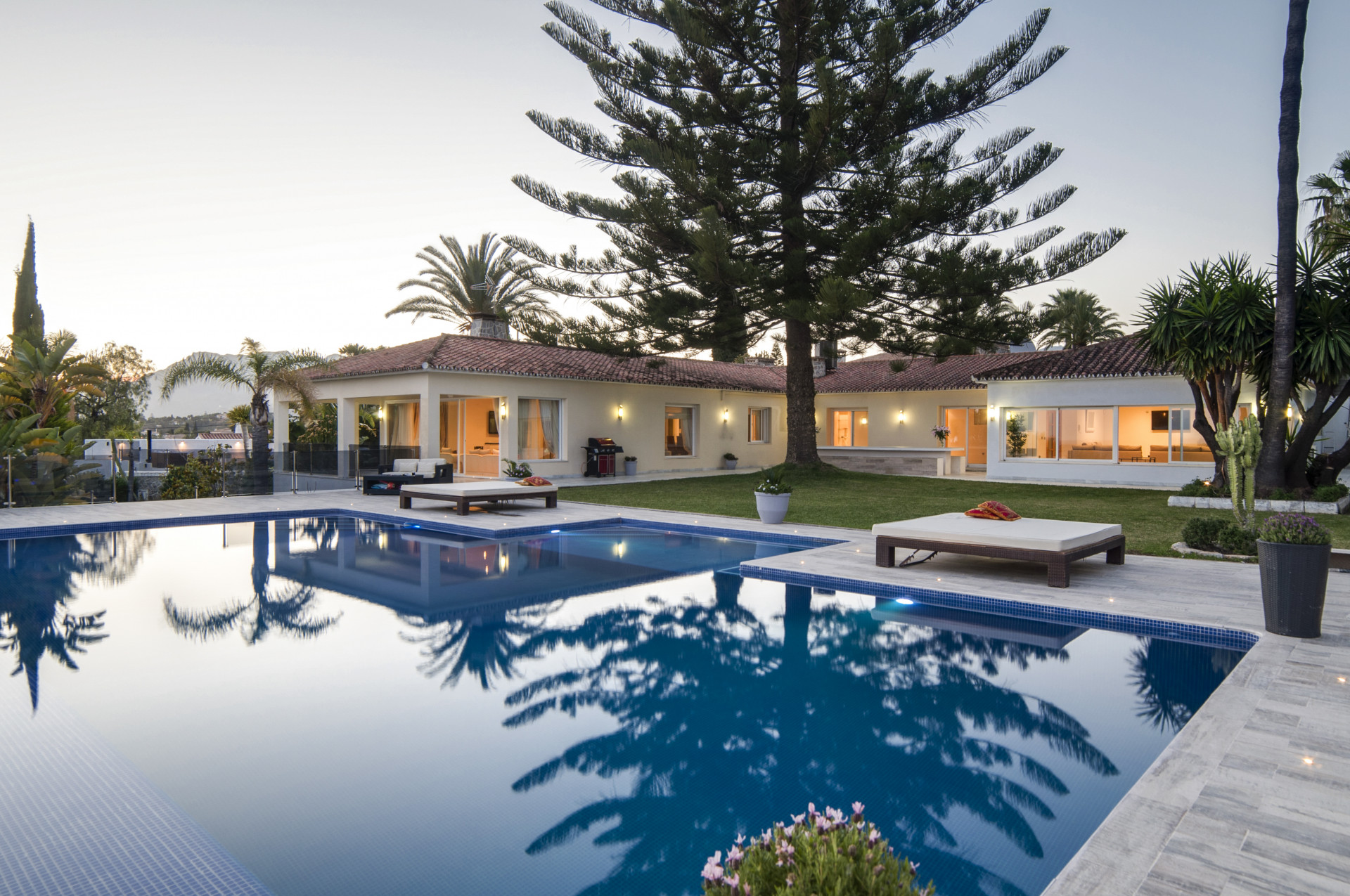 Moderne stijl villa onlangs gerenoveerd in Elviria in Marbella Este