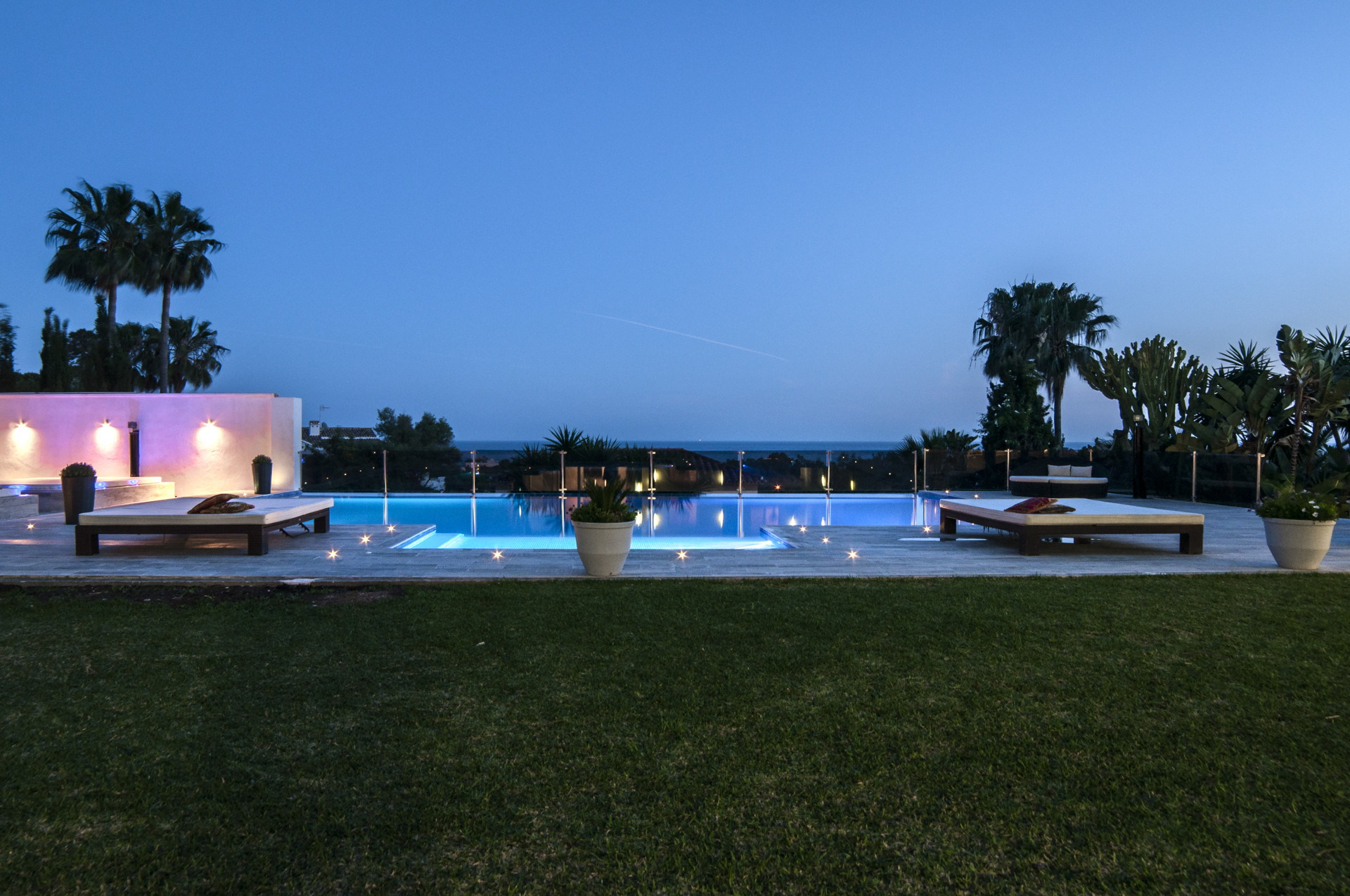 Moderne stijl villa onlangs gerenoveerd in Elviria in Marbella Este