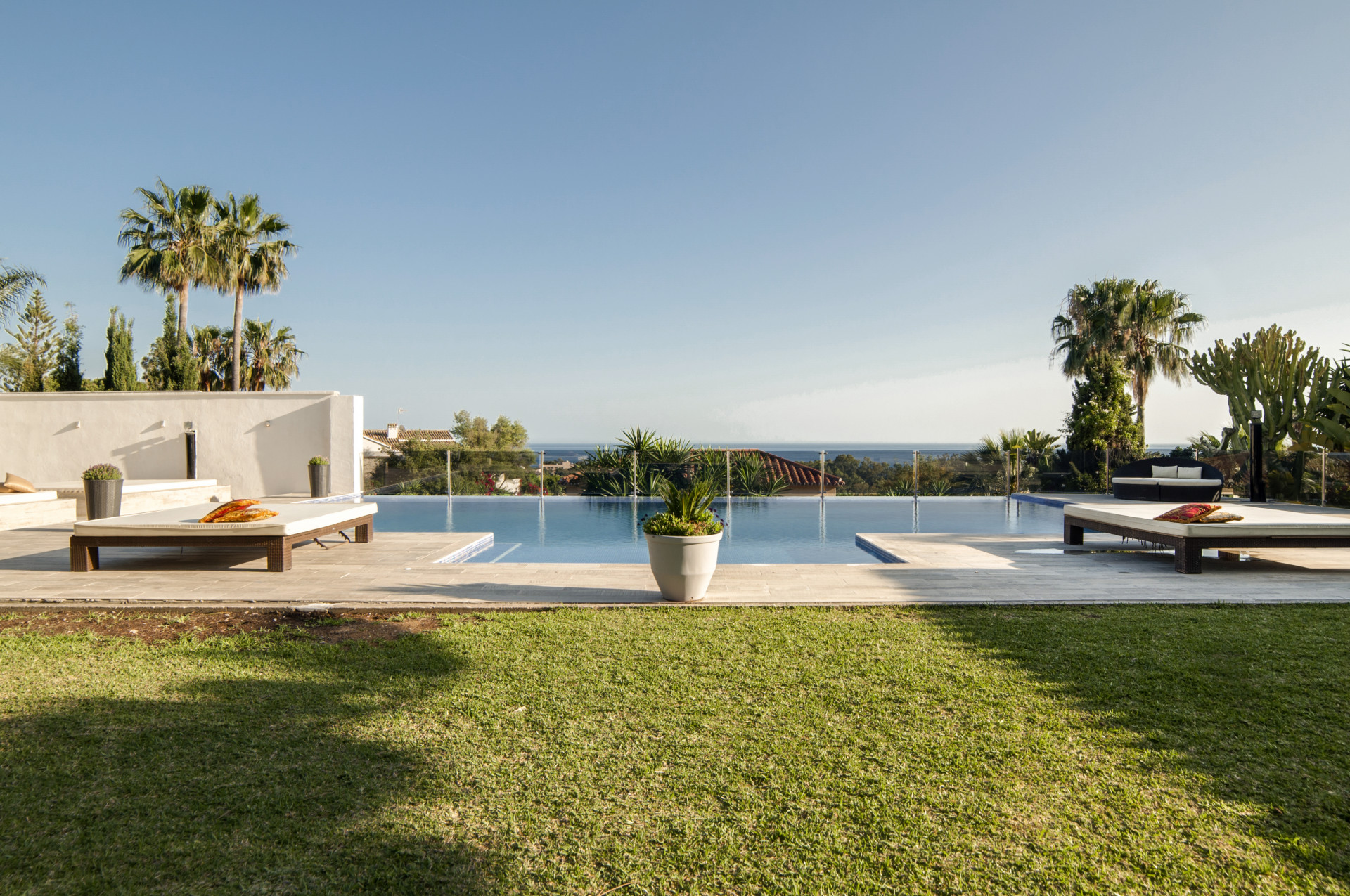 Moderne stijl villa onlangs gerenoveerd in Elviria in Marbella Este