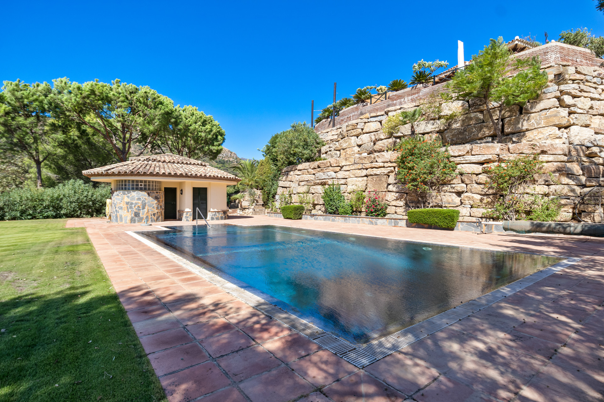 Villa traditionnelle de luxe située dans le Marbella Club Golf Resort à Benahavis