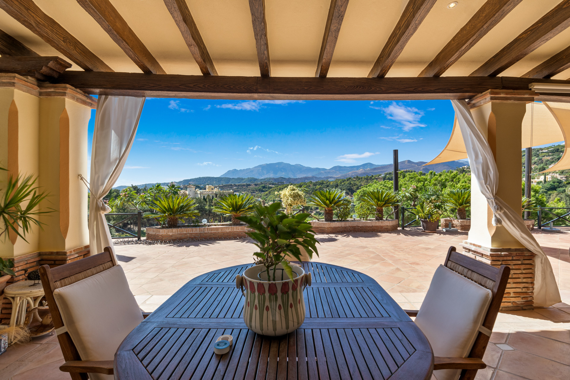 Villa traditionnelle de luxe située dans le Marbella Club Golf Resort à Benahavis