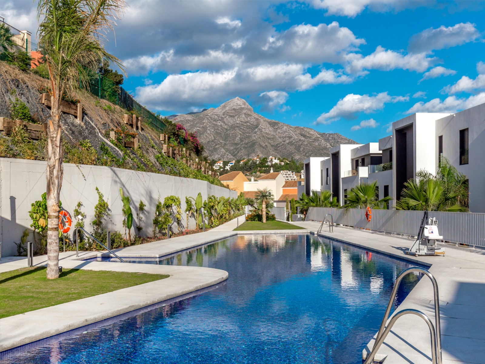 Ground Floor Apartment for sale in <i>, </i>Nueva Andalucia