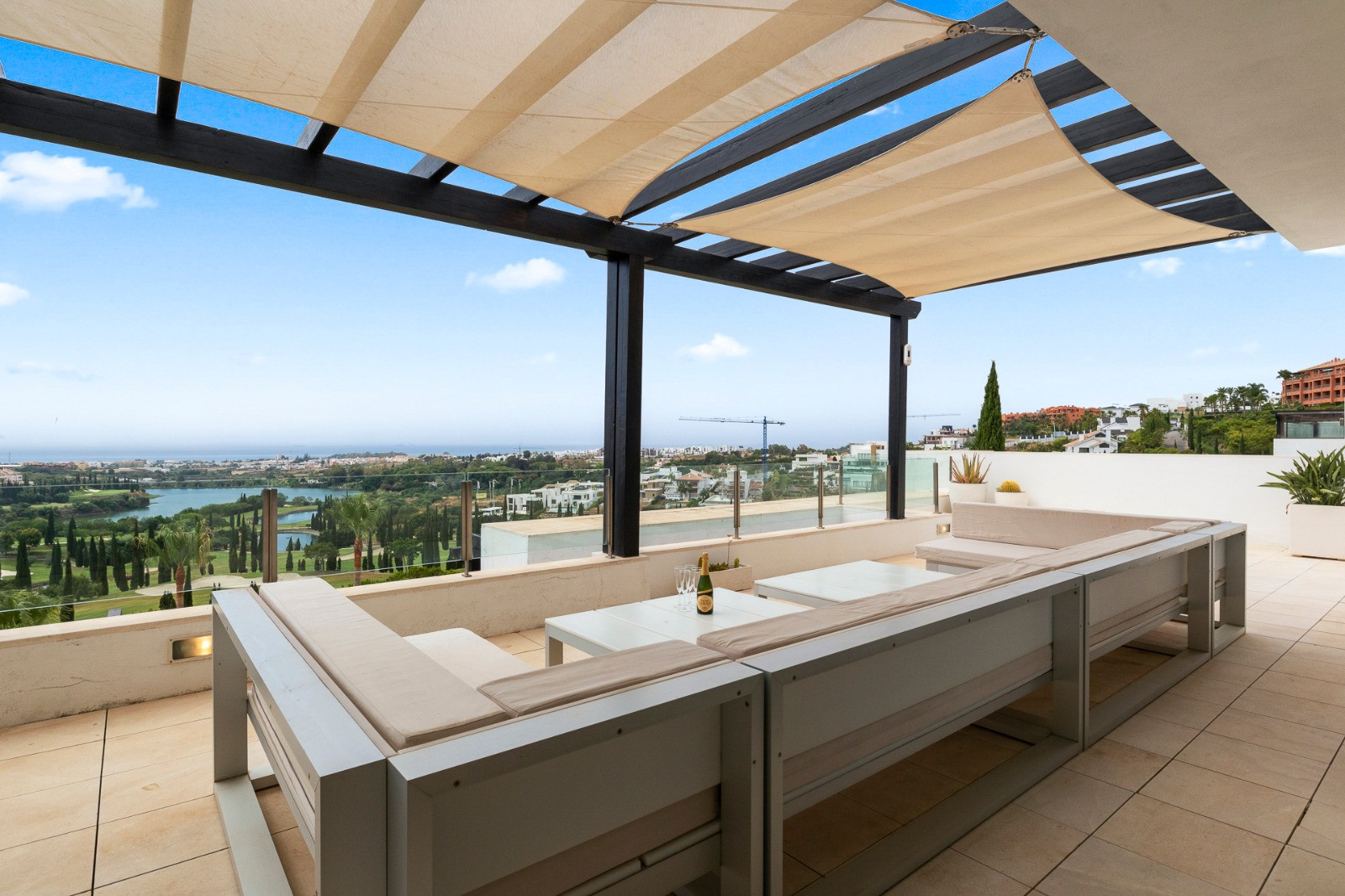 Penthouse for rent in <i>Los Flamingos Tee6, </i>Benahavis