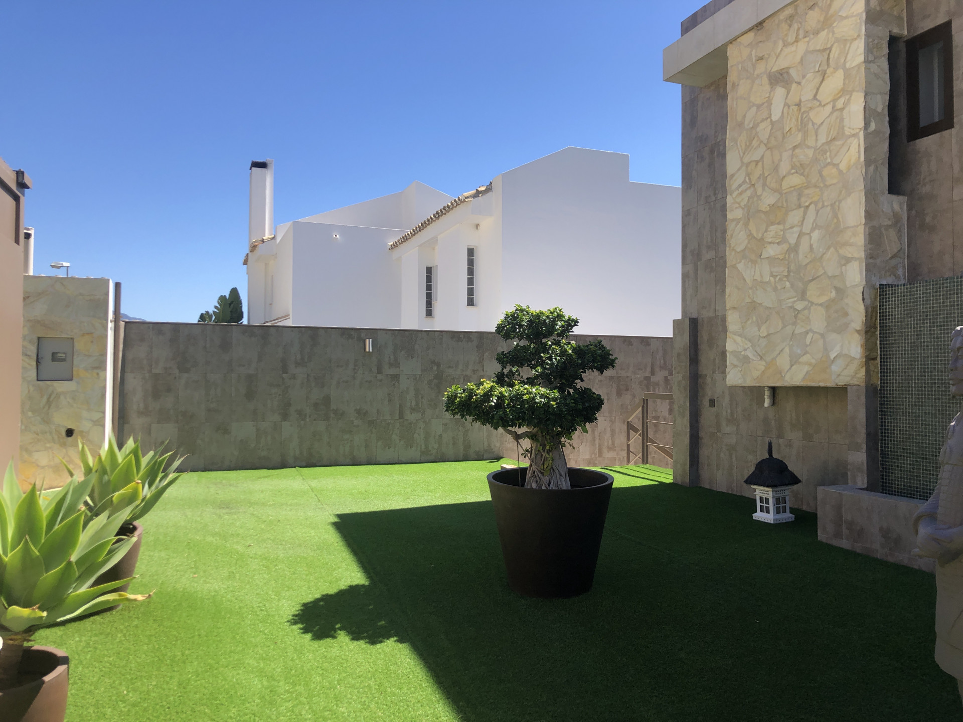 Villa renovada en primera línea de golf en Estepona