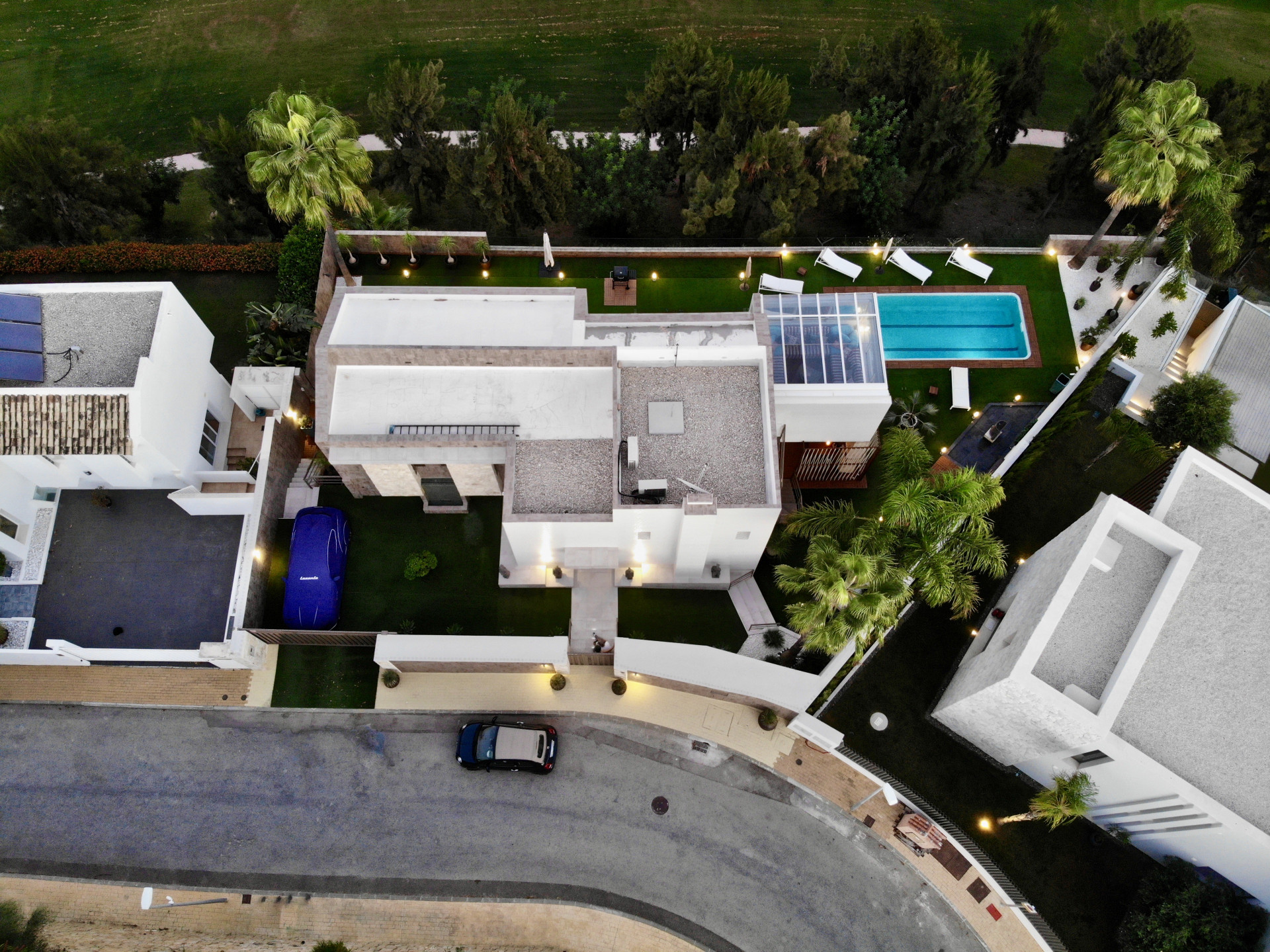 Villa renovada en primera línea de golf en Estepona