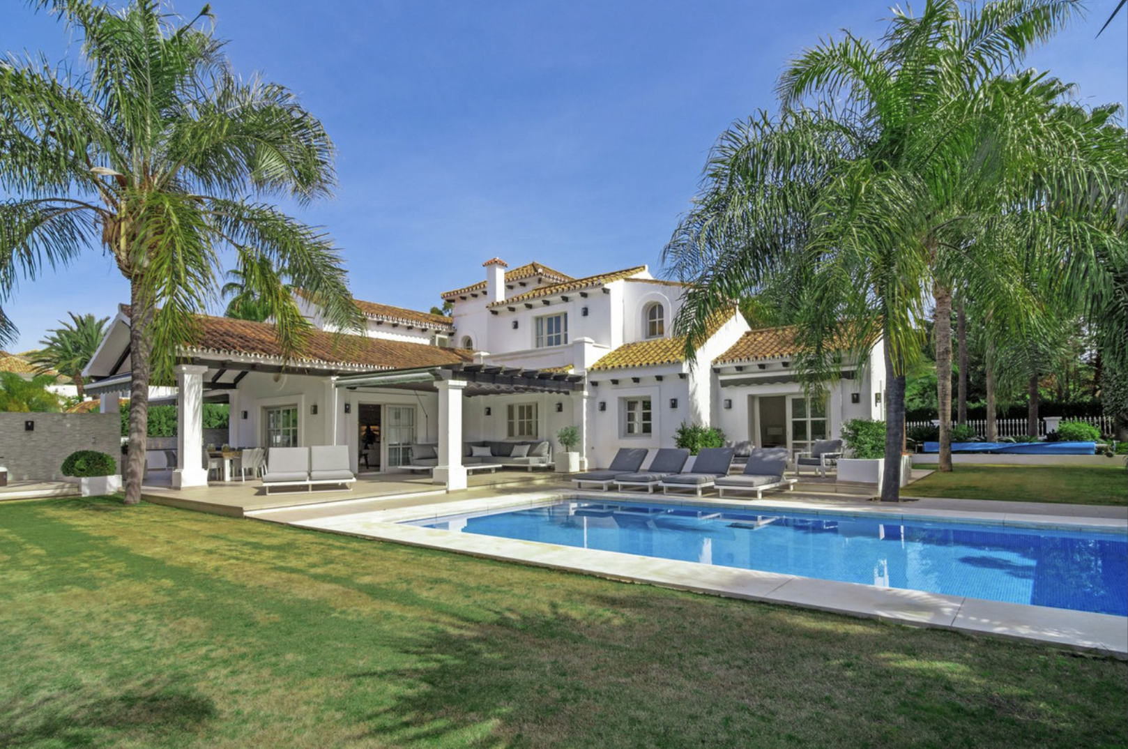 Villa for sale in <i>Los Naranjos, </i>Nueva Andalucia