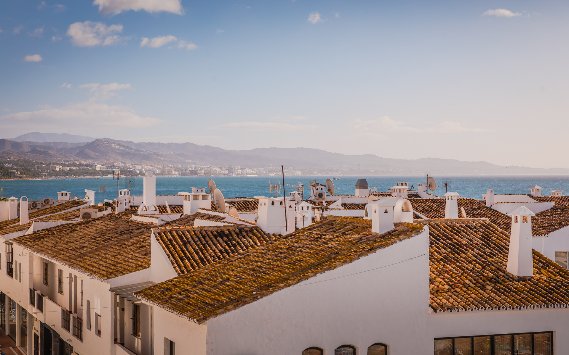 Bright and spacious frontline duplex penthouse with panoramic views over the marina in Marbella