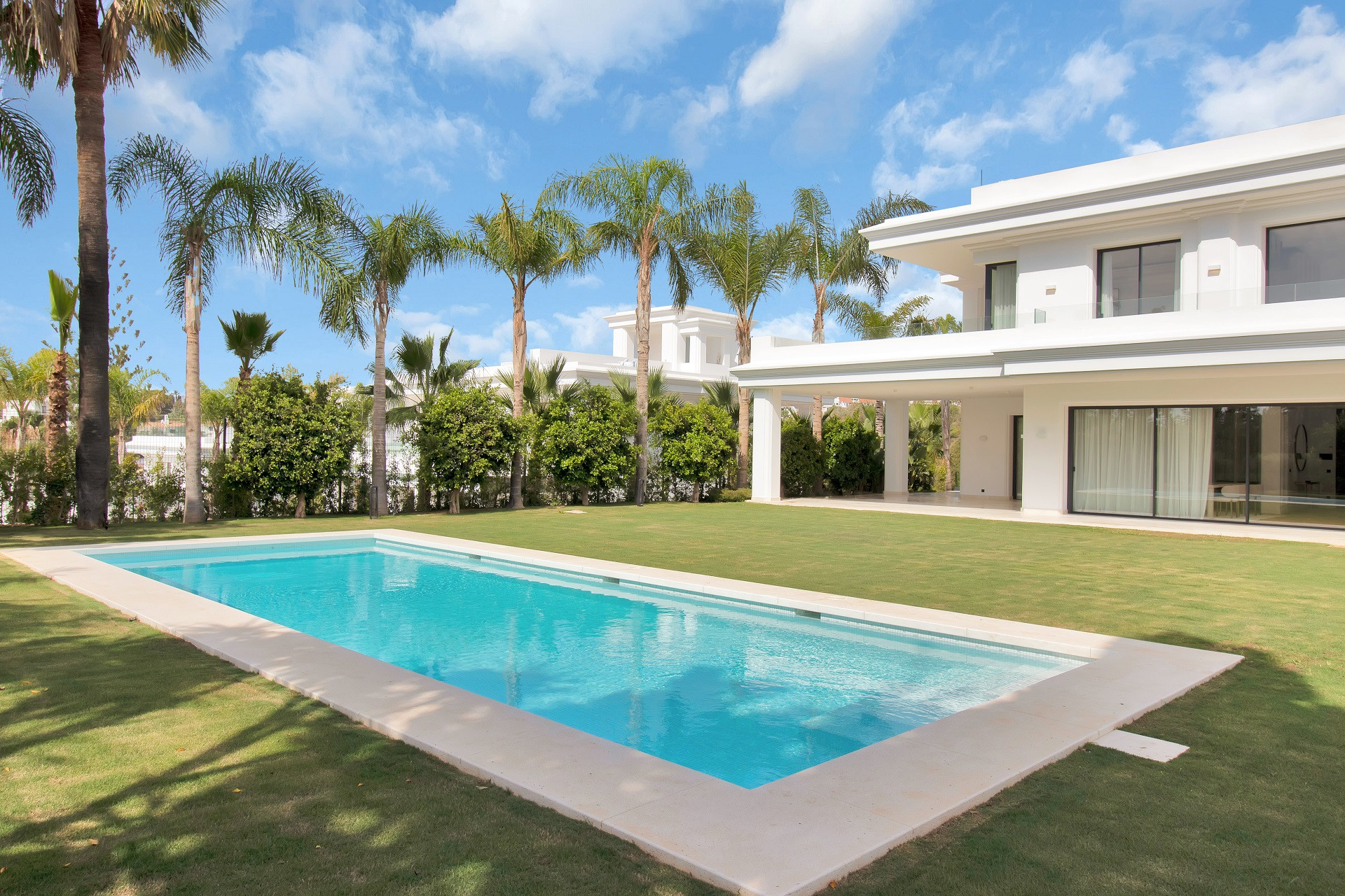 Villa exquise sur plan dans un quartier résidentiel prestigieux à Marbella Golden Mile