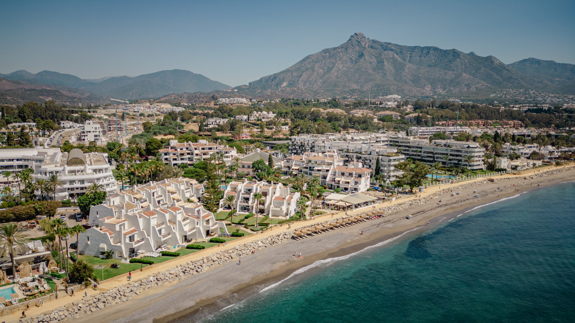 Prachtig volledig gerenoveerd huis aan het strand bij Coral Beach op de Golden Mile in Marbella Golden Mile