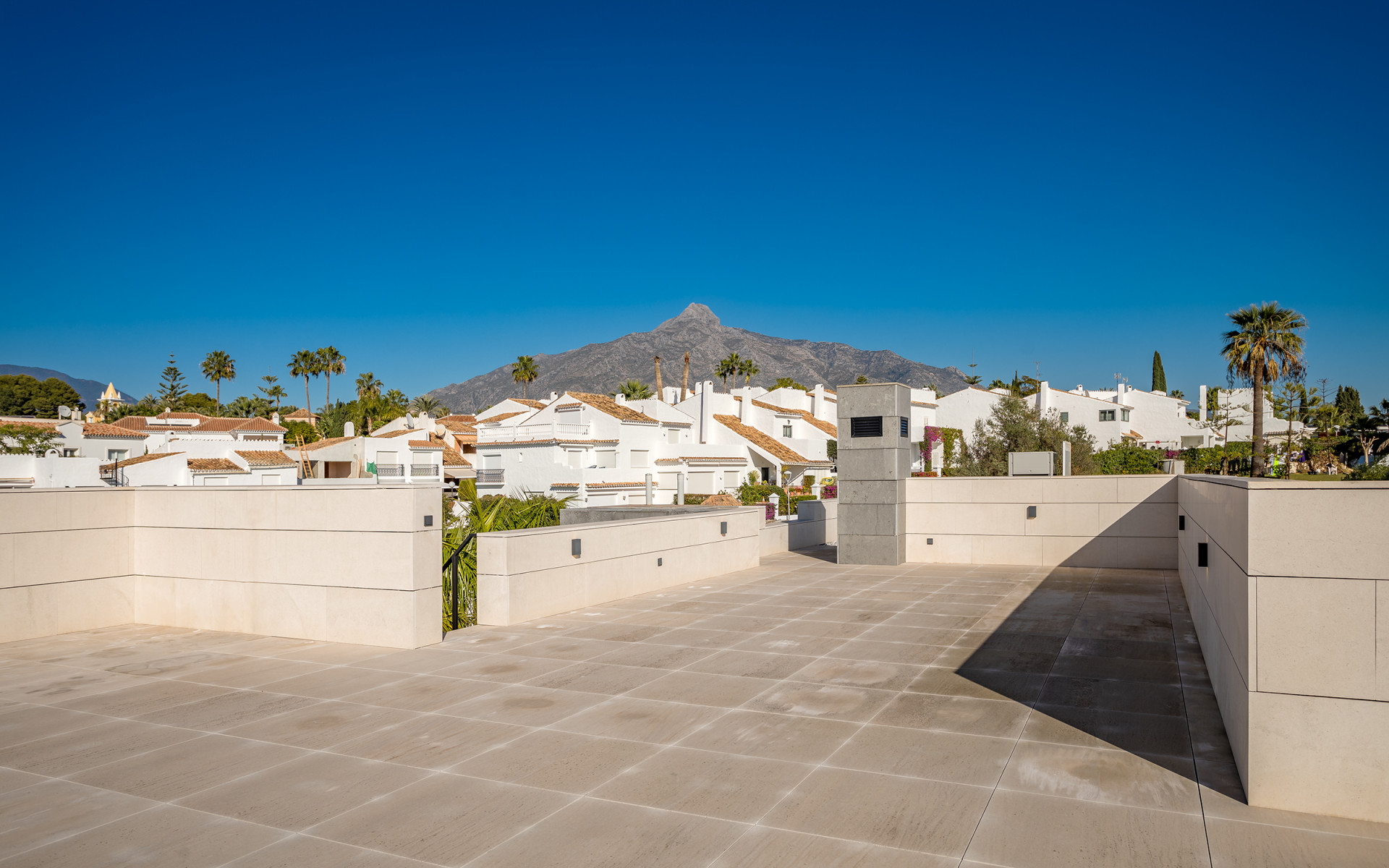 Brand-new villa with mountain views in a prestigious location in Nueva Andalucia