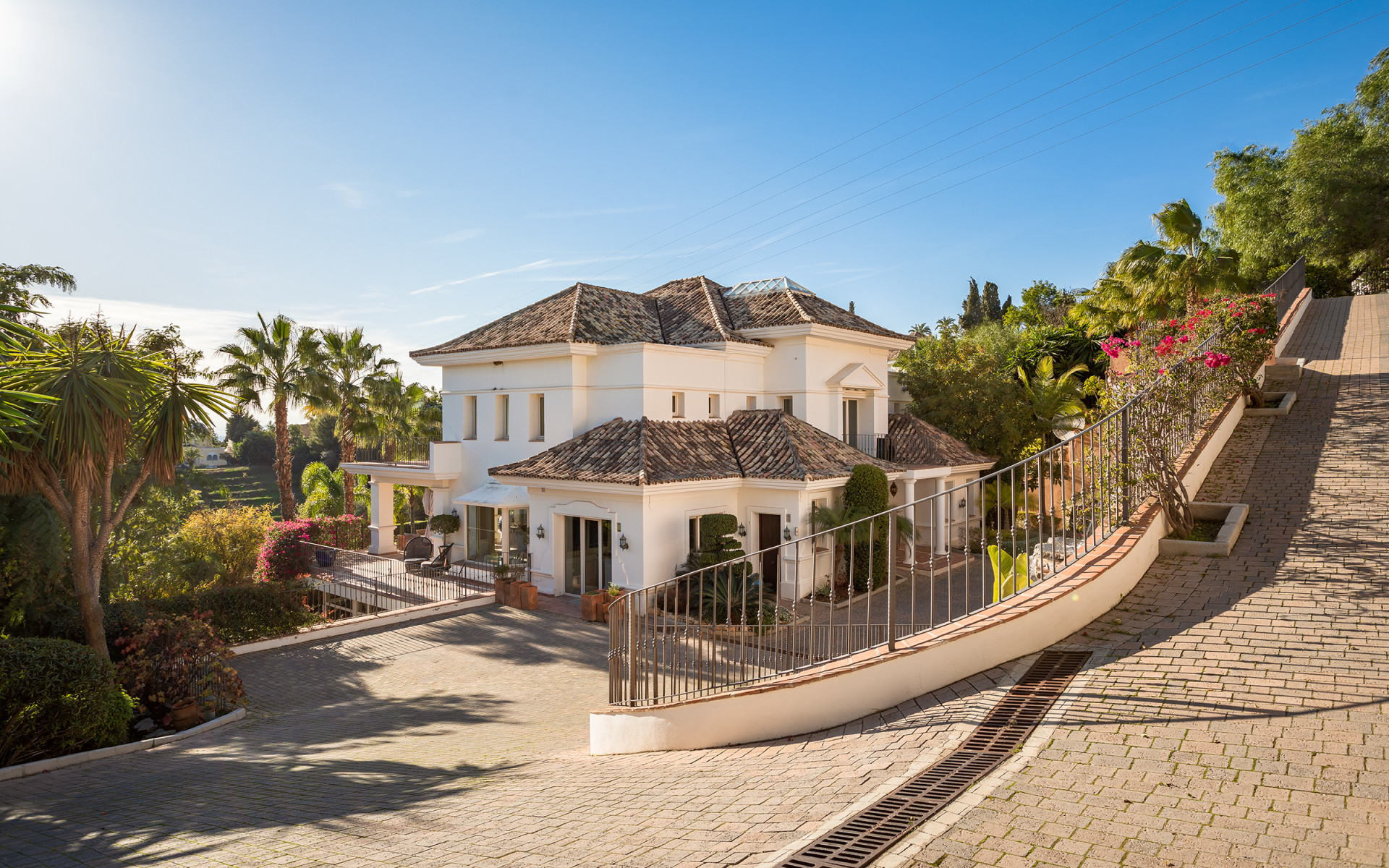 Imposing villa on a large plot with stunning sea views at the top of Golden Mile in Marbella Golden Mile