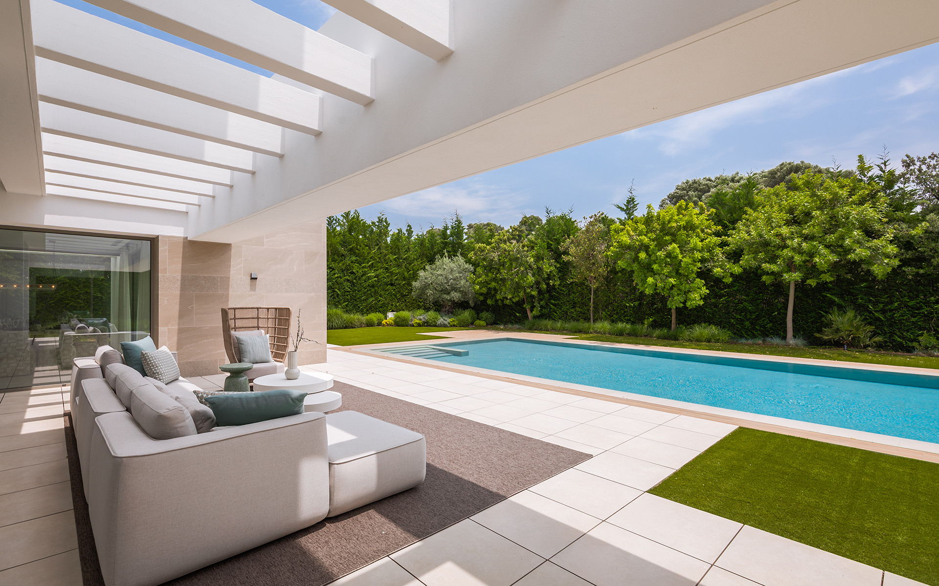Boetiek complex van slechts 9 private villas in El Paraiso in Estepona