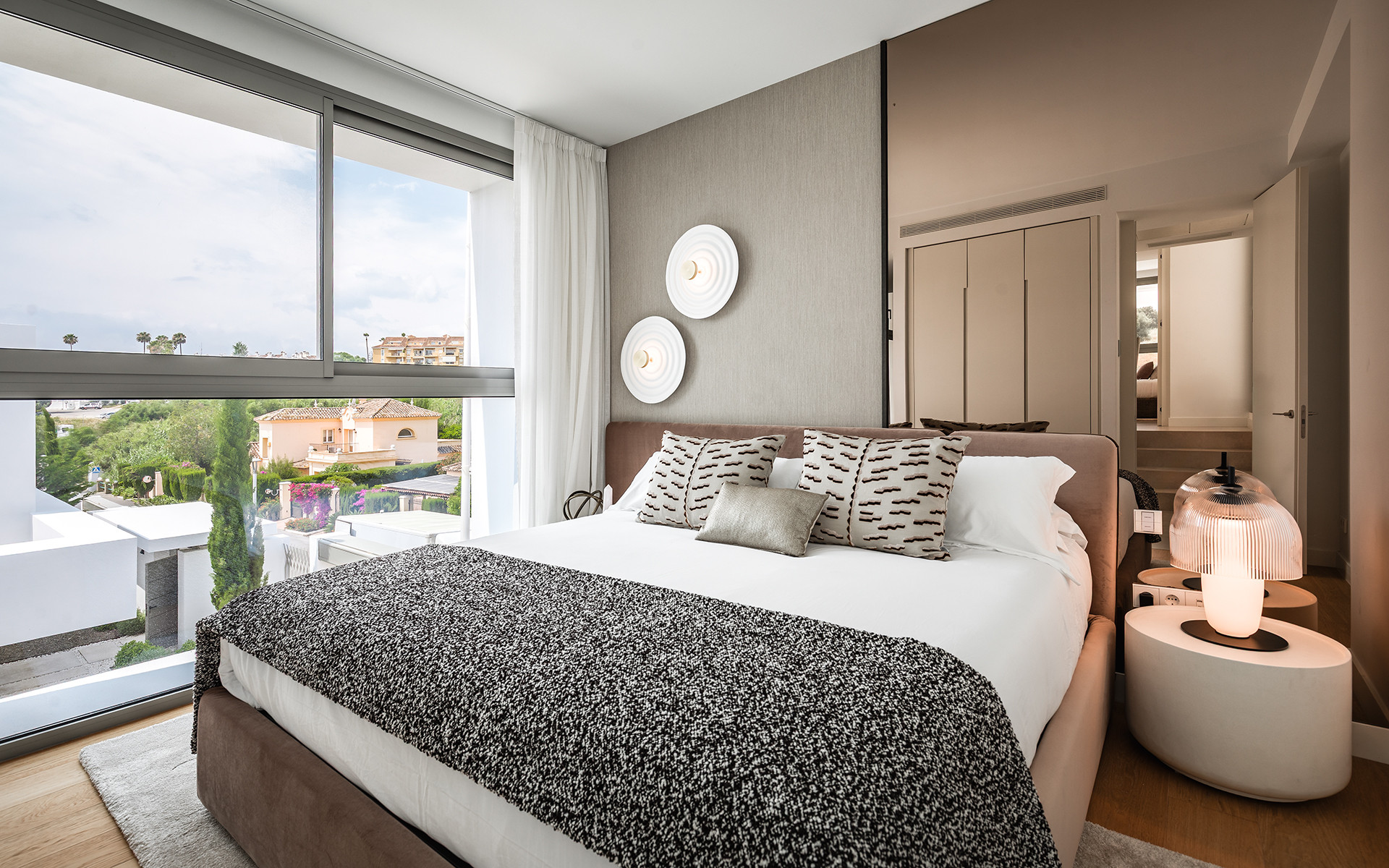 Boetiek complex van slechts 9 private villas in El Paraiso in Estepona