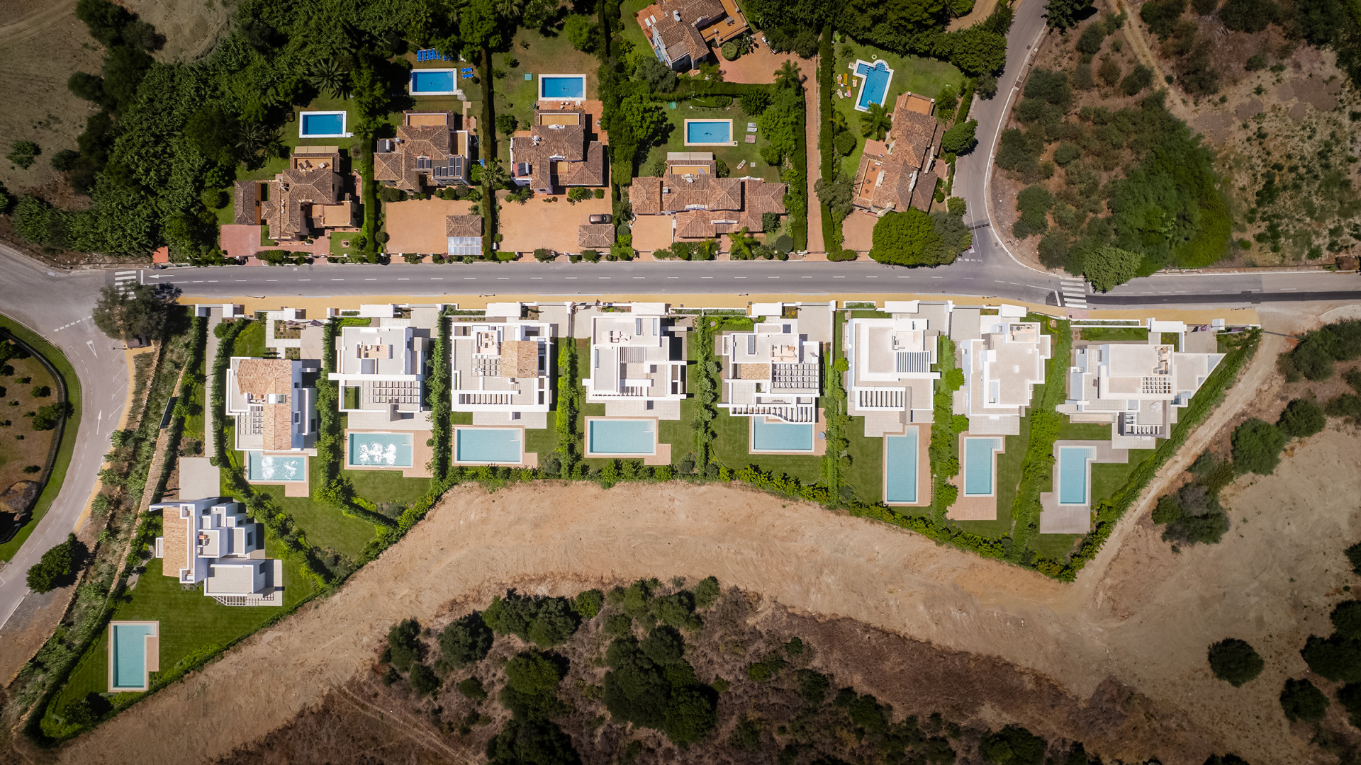 Boetiek complex van slechts 9 private villas in El Paraiso in Estepona