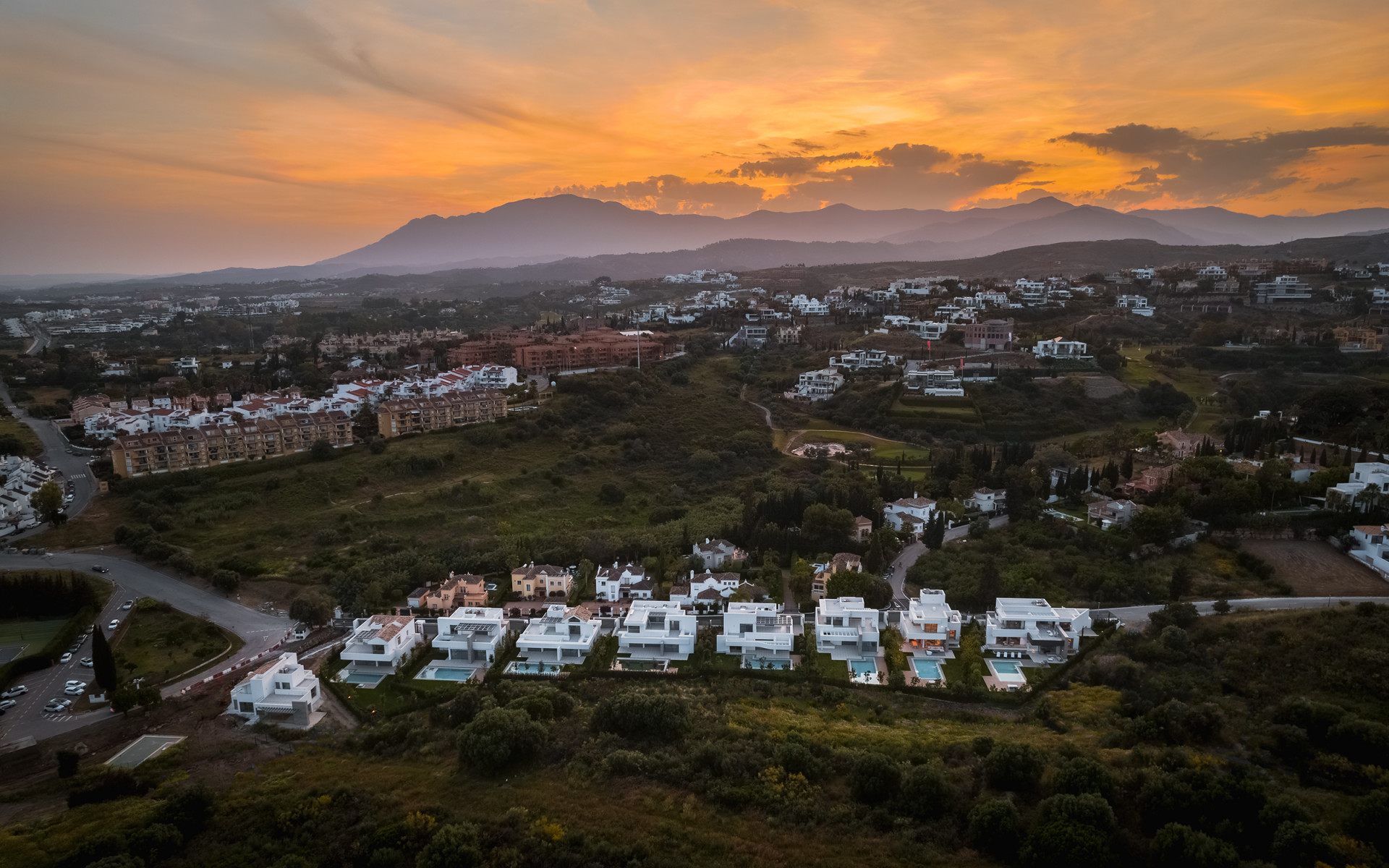 Boetiek complex van slechts 9 private villas in El Paraiso in Estepona