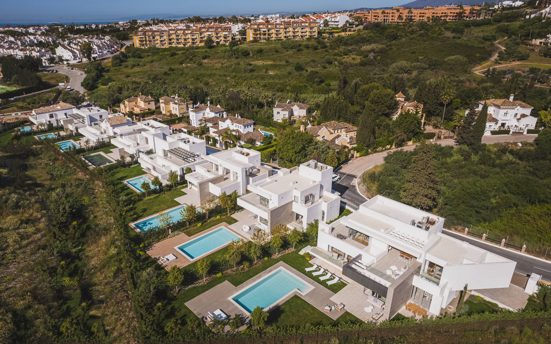 Boetiek complex van slechts 9 private villas in El Paraiso in Estepona