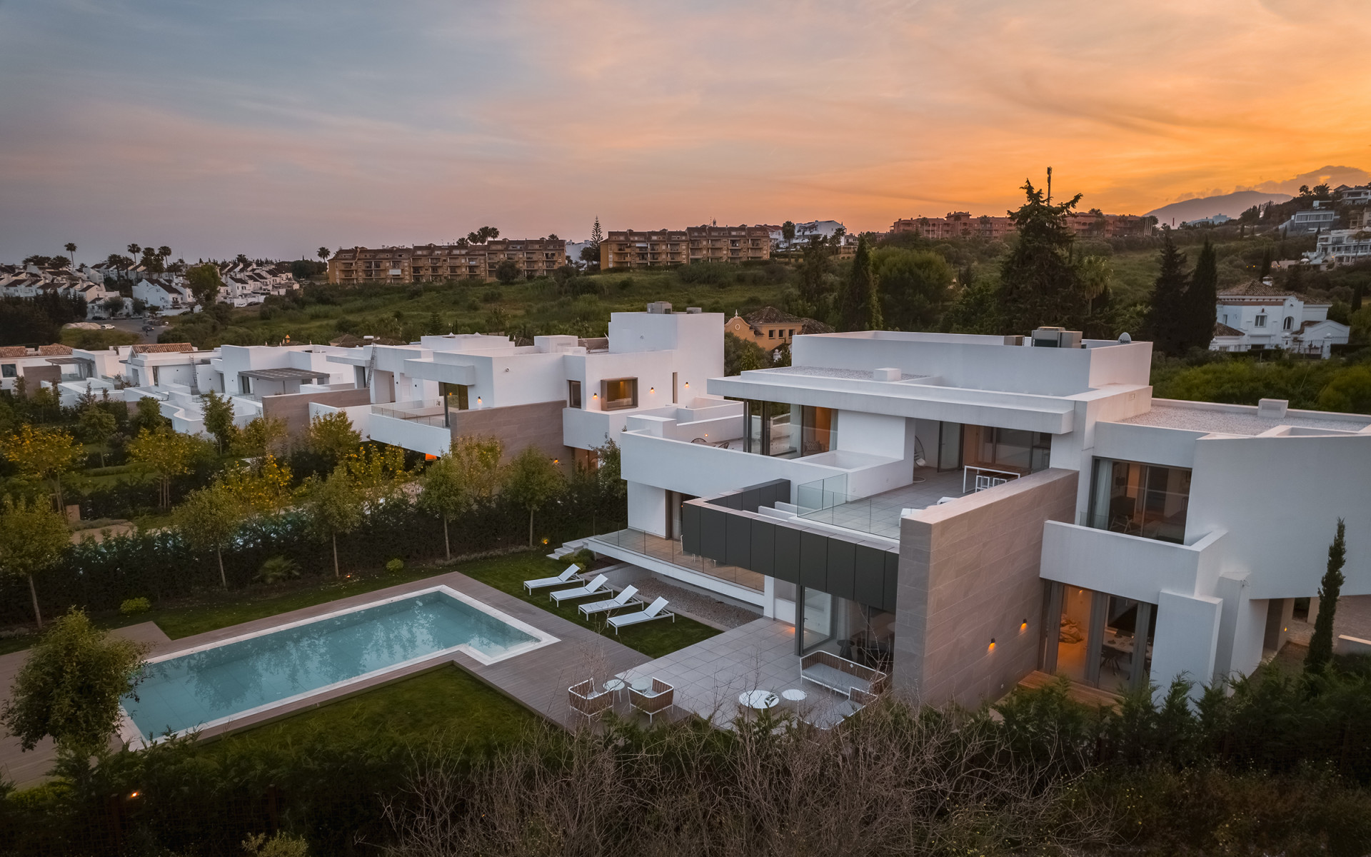 Boetiek complex van slechts 9 private villas in El Paraiso in Estepona