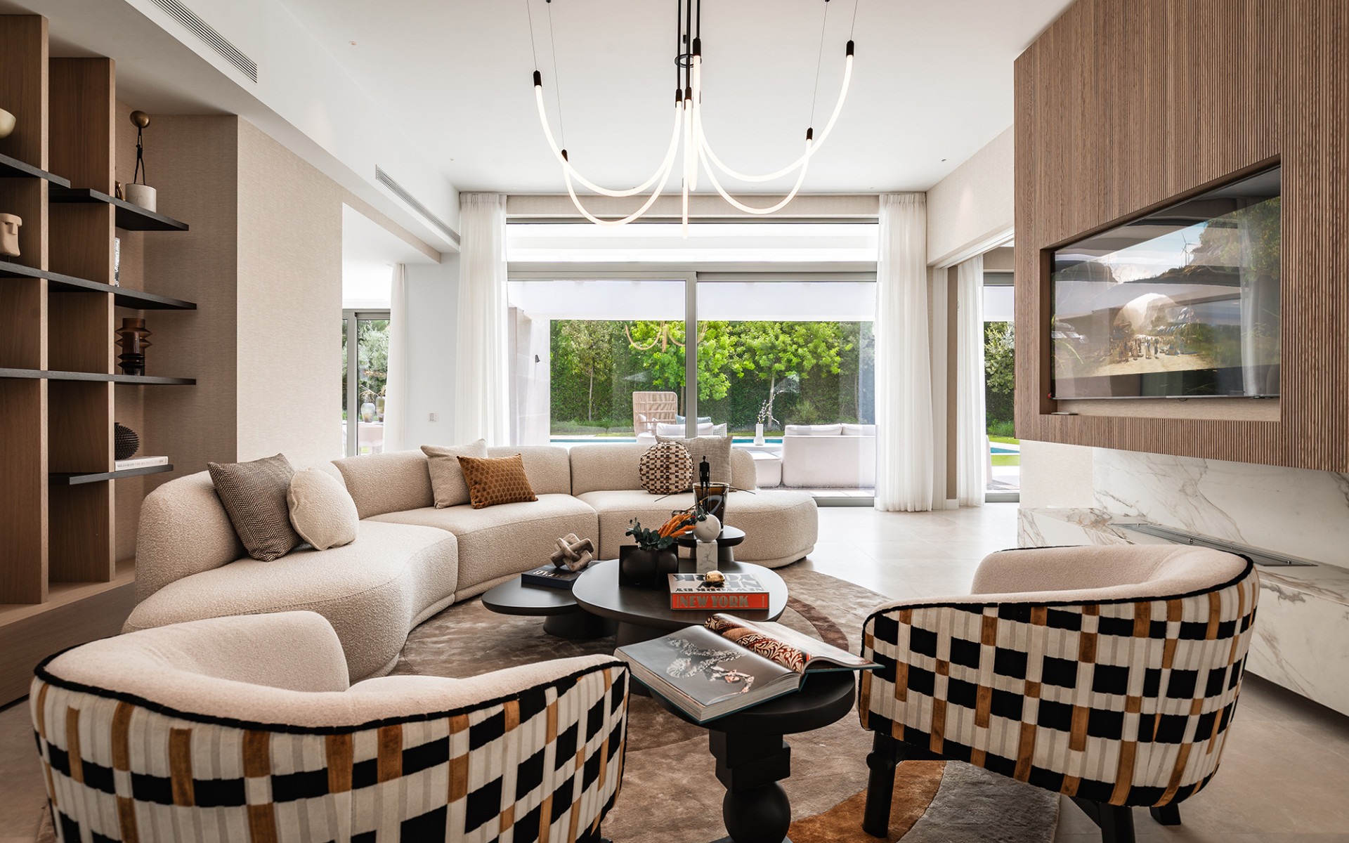 Boetiek complex van slechts 9 private villas in El Paraiso in Estepona