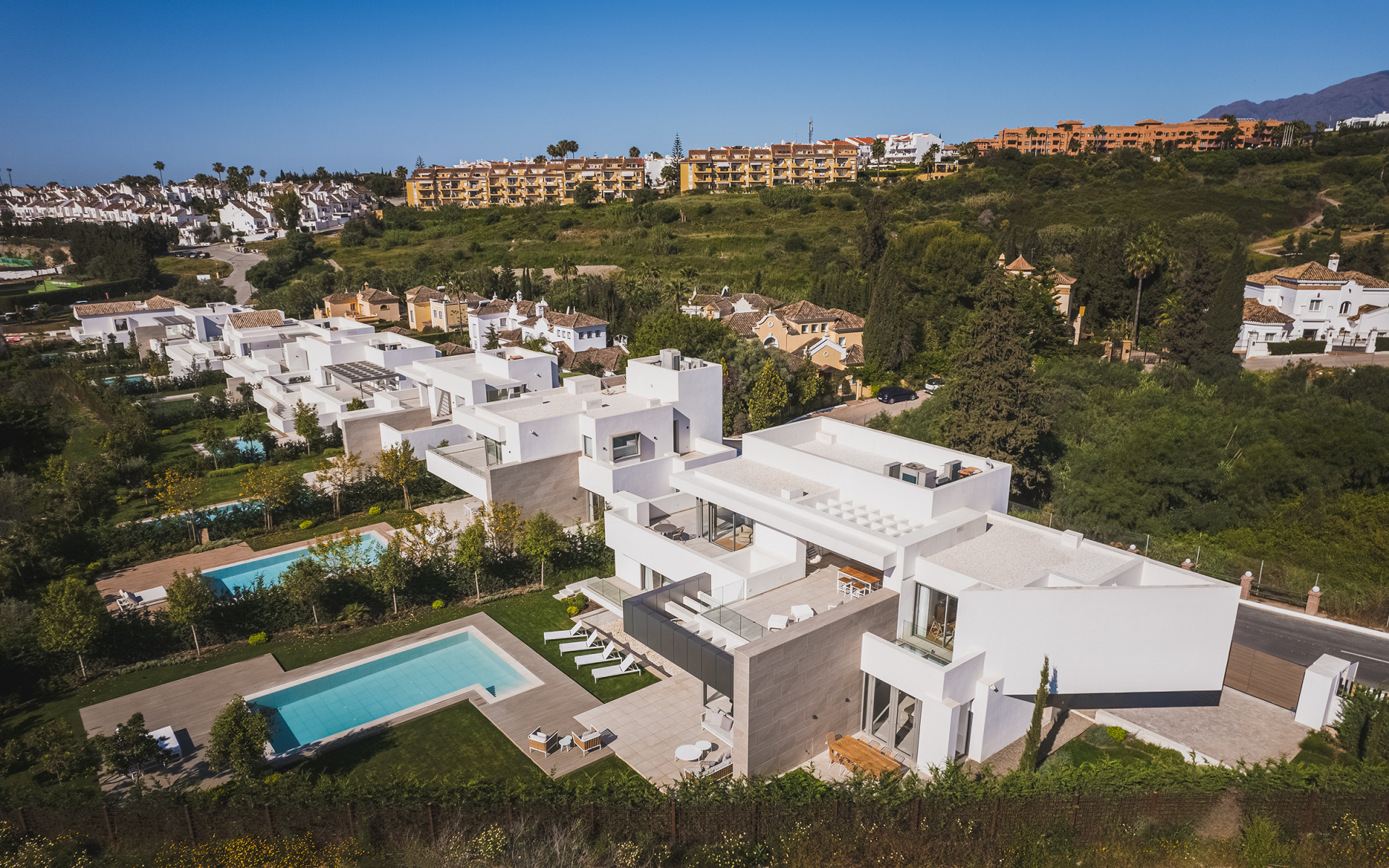 Boetiek complex van slechts 9 private villas in El Paraiso in Estepona