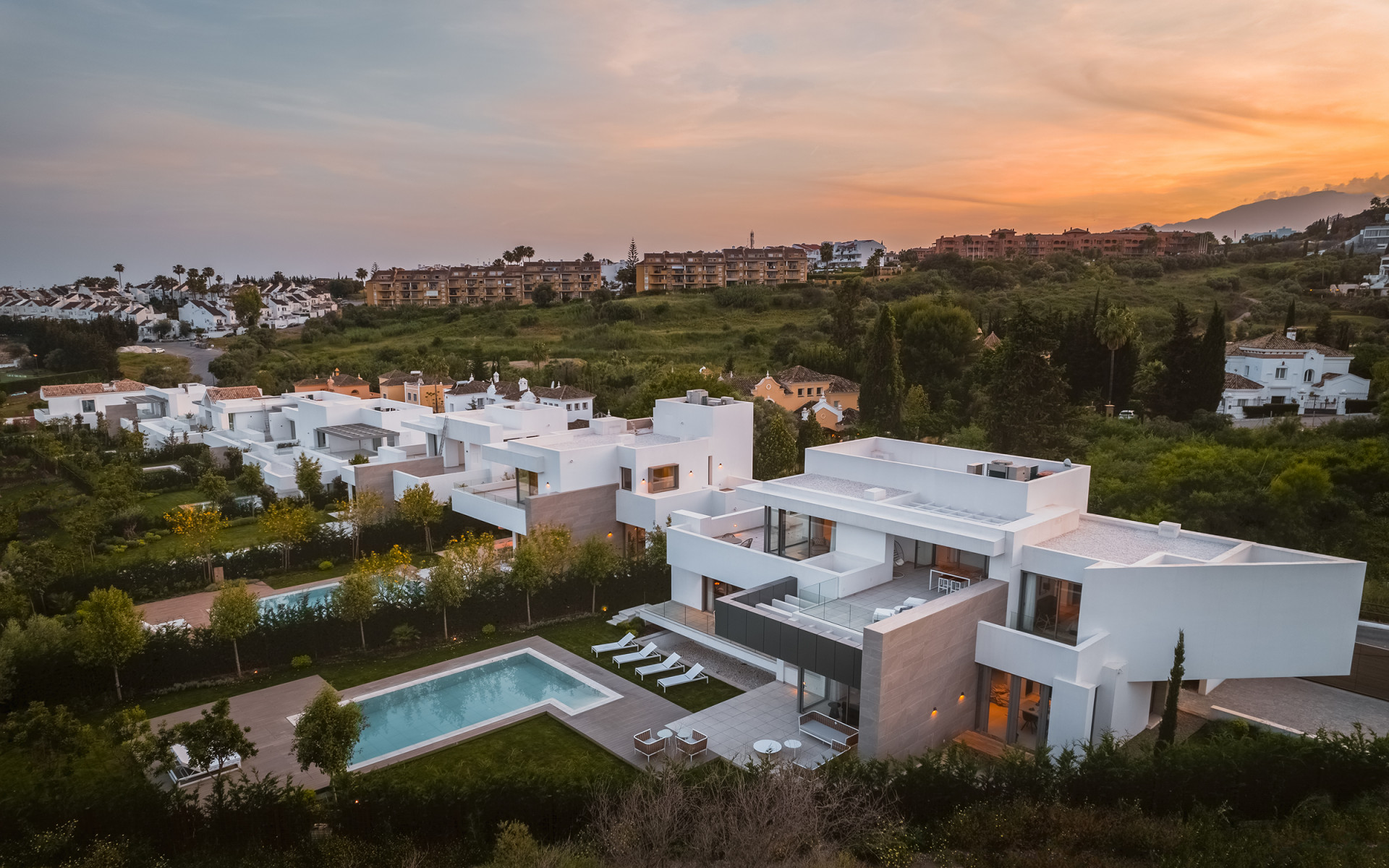 Boetiek complex van slechts 9 private villas in El Paraiso in Estepona