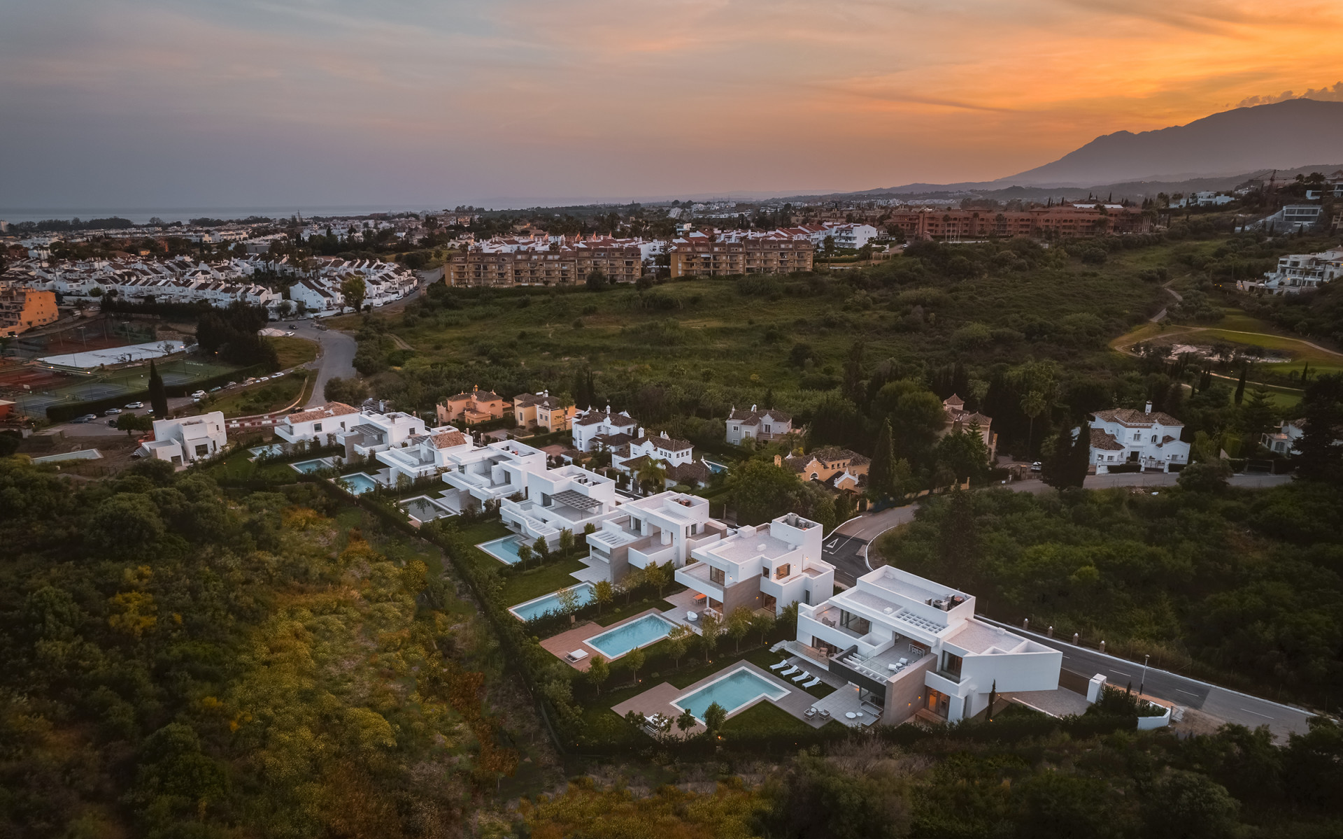 Boetiek complex van slechts 9 private villas in El Paraiso in Estepona