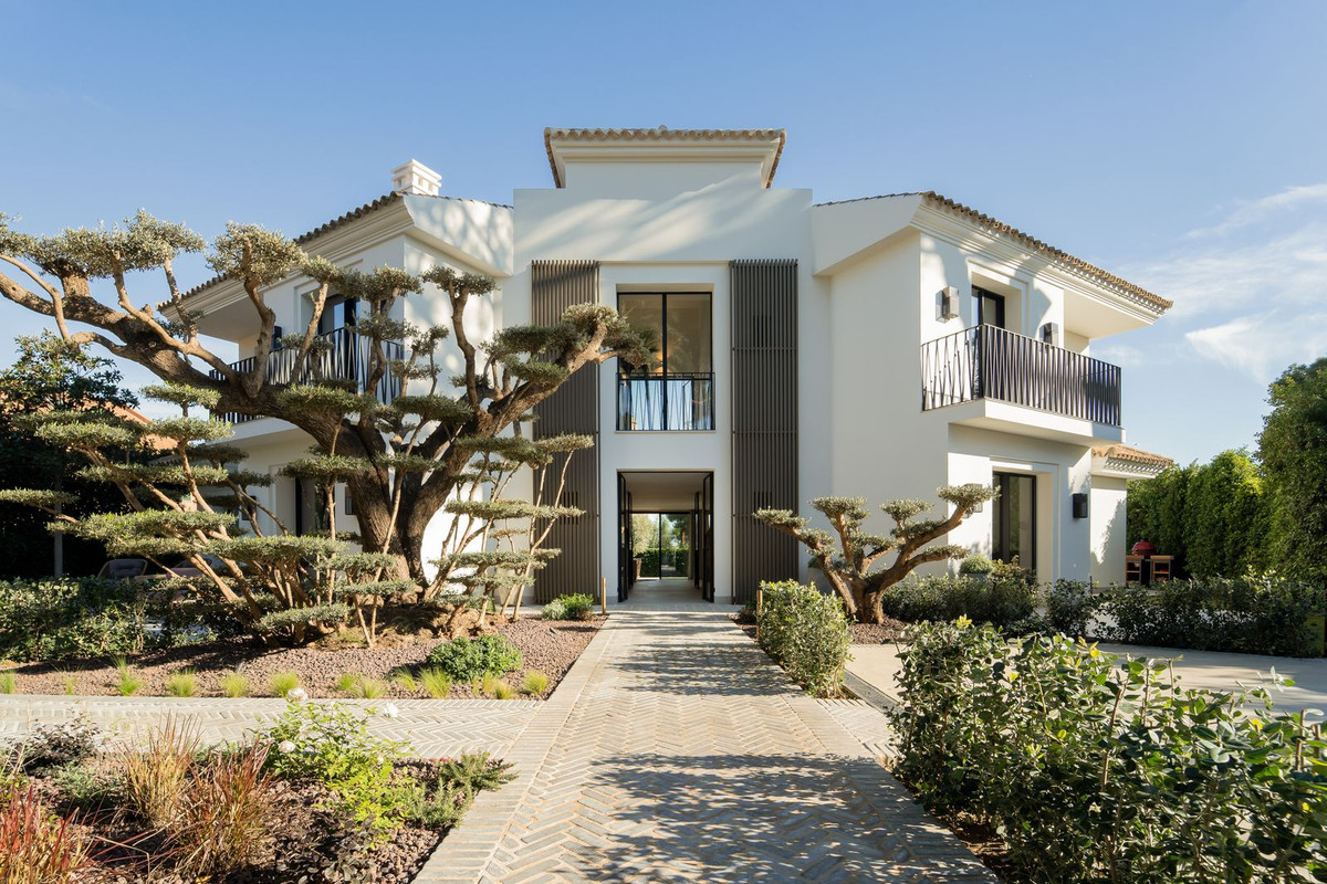 Villa for sale in <i>Los Monteros, </i>Marbella Este