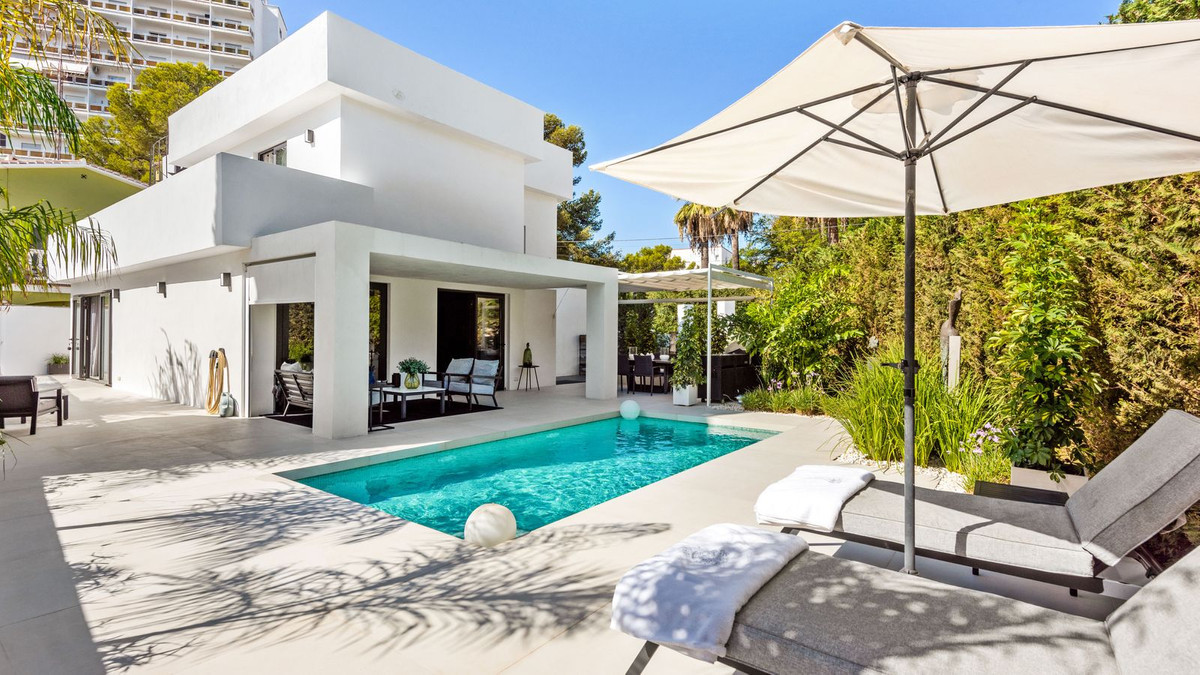 Villa for sale in <i>, </i>Nueva Andalucia
