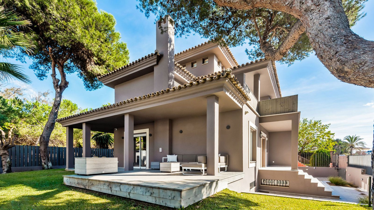 Villa for sale in <i>Elviria, </i>Marbella Este