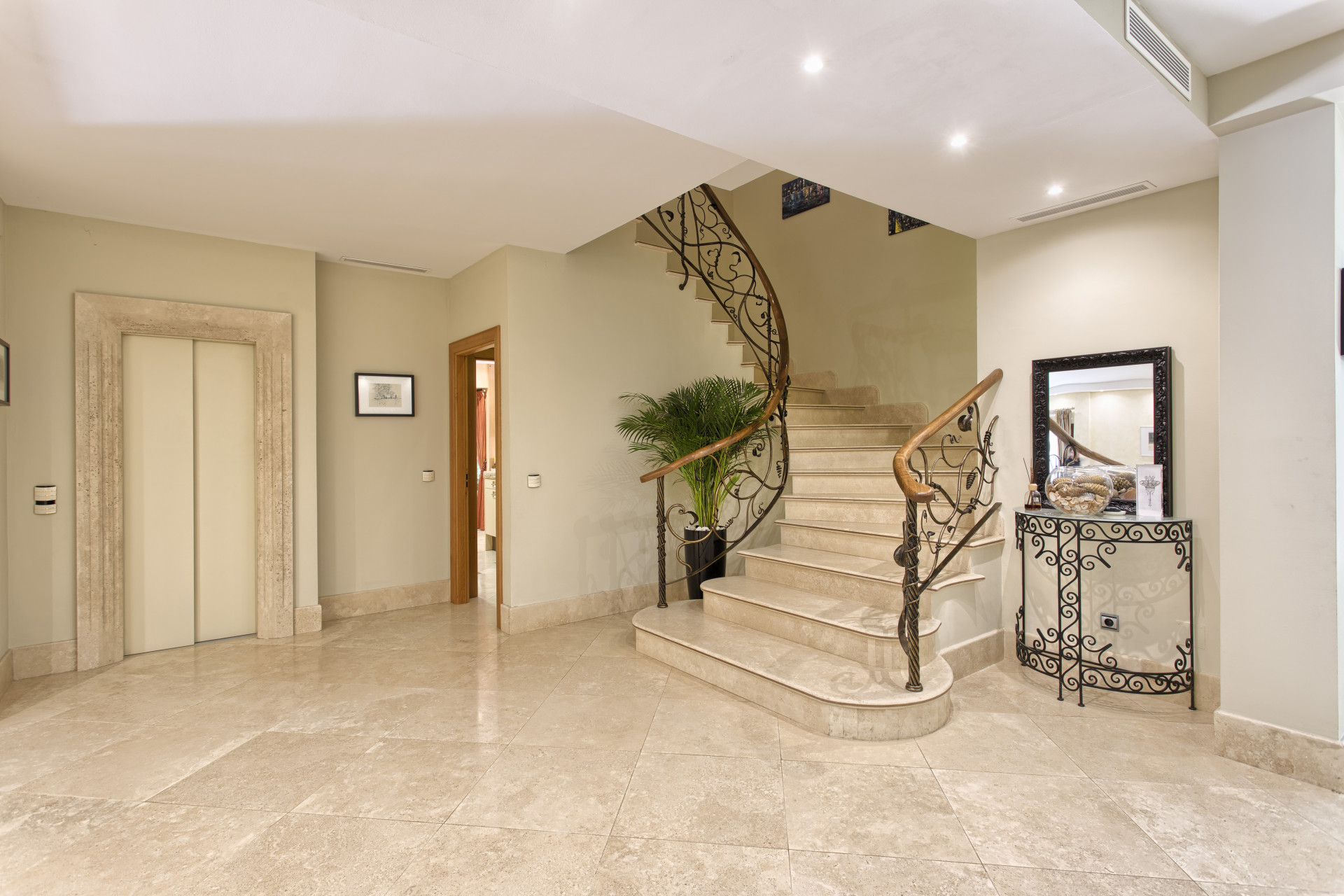 Villa for sale in <i>Altos de Puente Romano, </i>Marbella Golden Mile