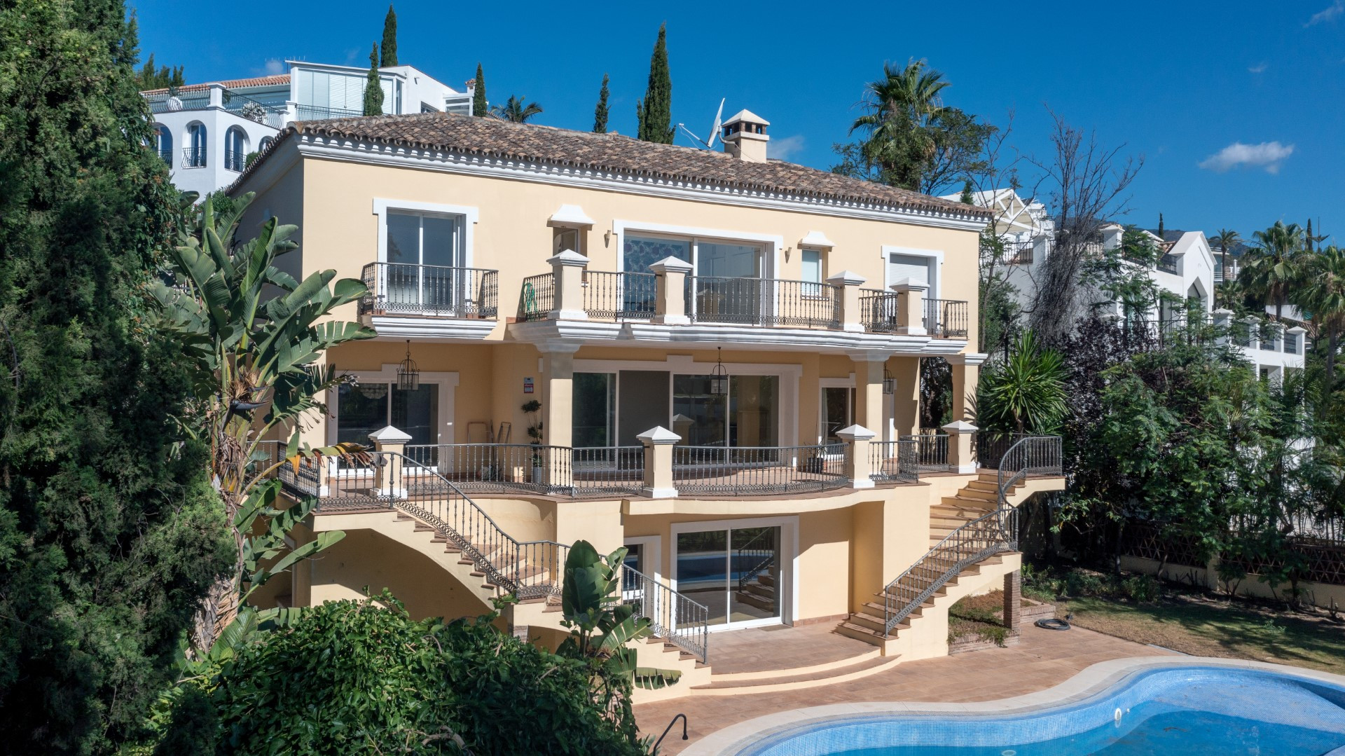 Villa for sale in <i>El Herrojo, </i>Benahavis
