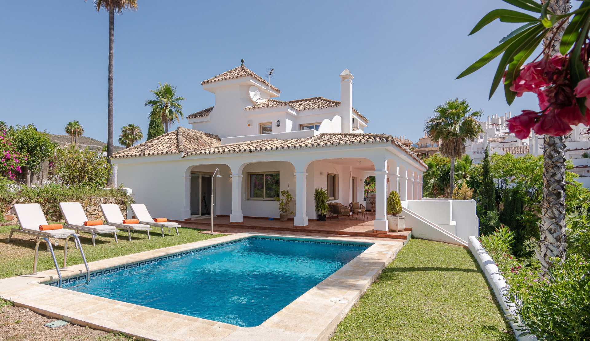 Villa for sale in <i>, </i>Nueva Andalucia