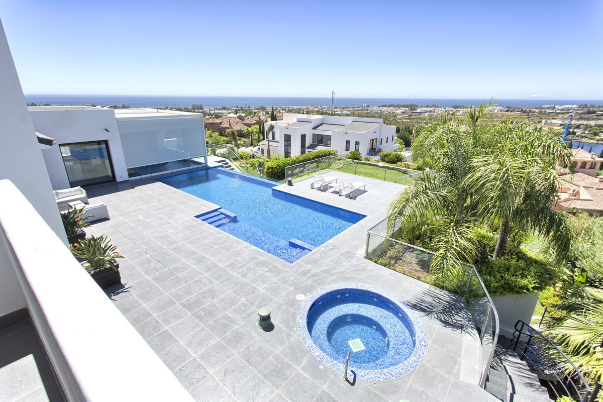 Spectacular top quality contemporary villa. in Benahavis