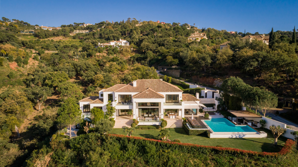 This luxurious and contemporary style villa is situated in the exclusive Zagaleta resort. in Benahavis