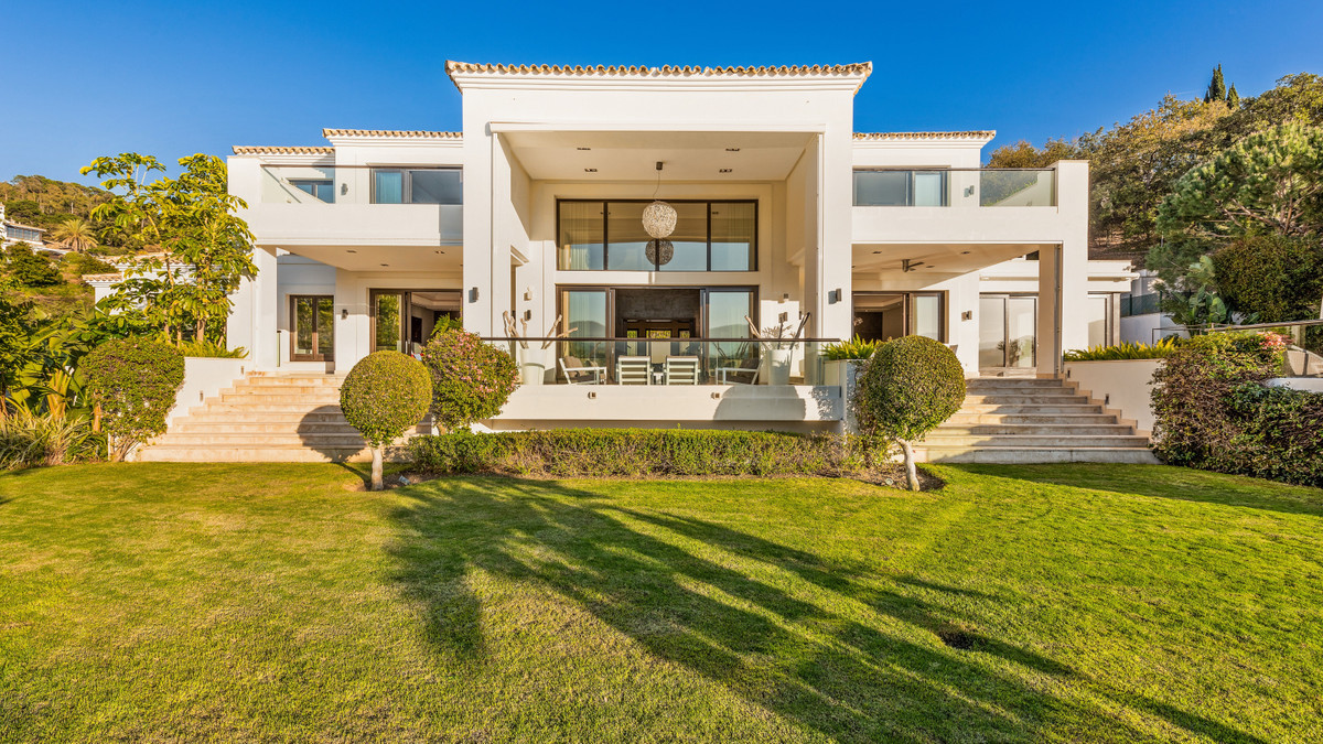 This luxurious and contemporary style villa is situated in the exclusive Zagaleta resort. in Benahavis