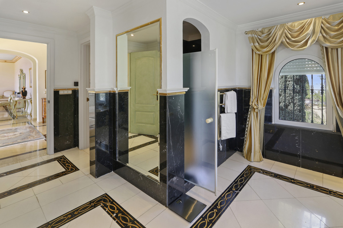 Traditional spacious villa located in the residential area of El Paraiso Alto. in Estepona
