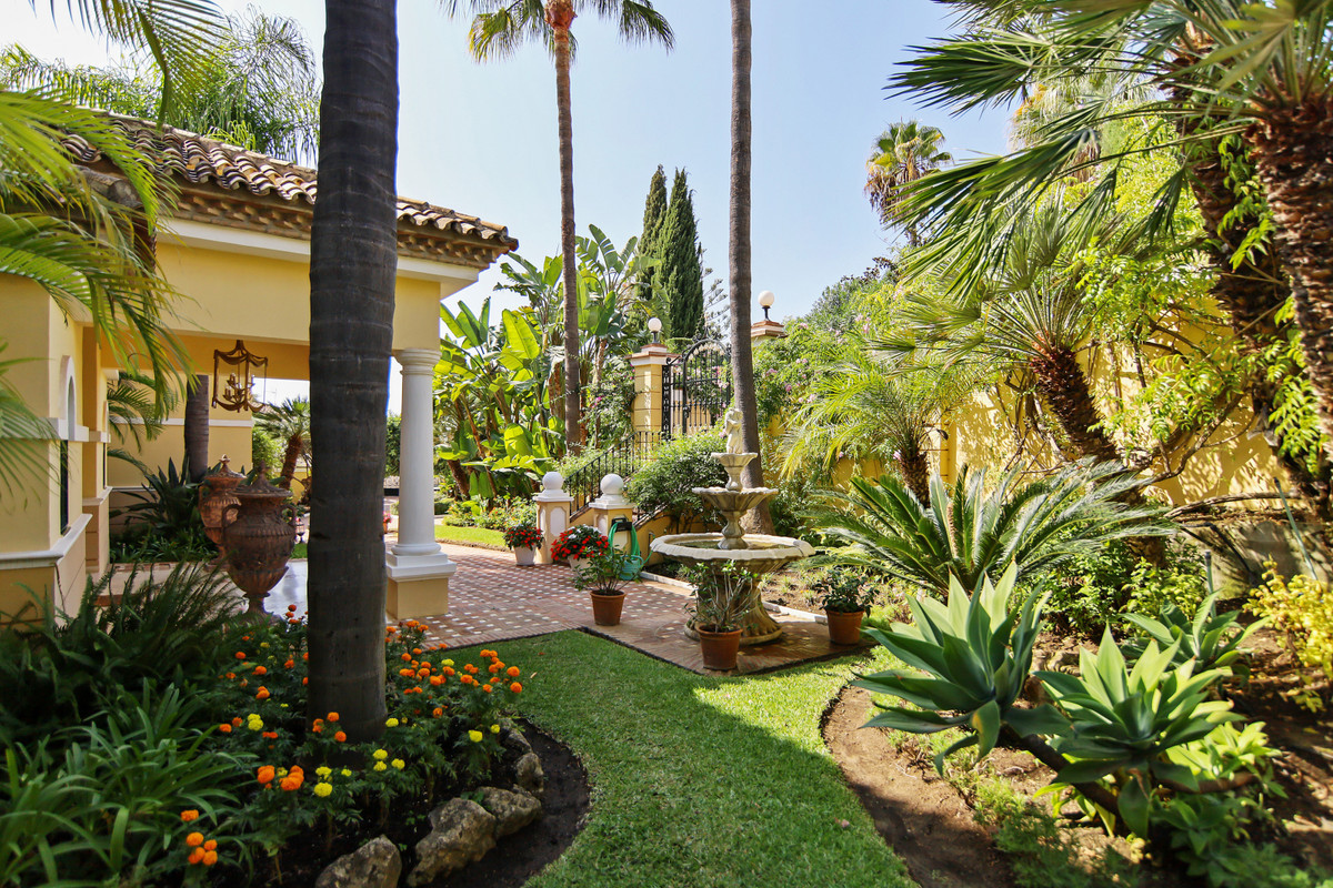 Traditional spacious villa located in the residential area of El Paraiso Alto. in Estepona