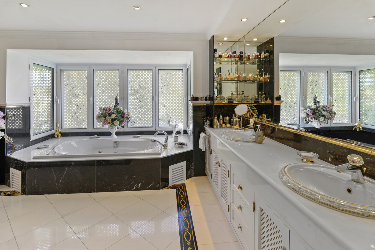 Traditional spacious villa located in the residential area of El Paraiso Alto. in Estepona