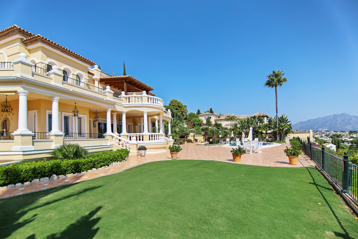 Traditional spacious villa located in the residential area of El Paraiso Alto. in Estepona