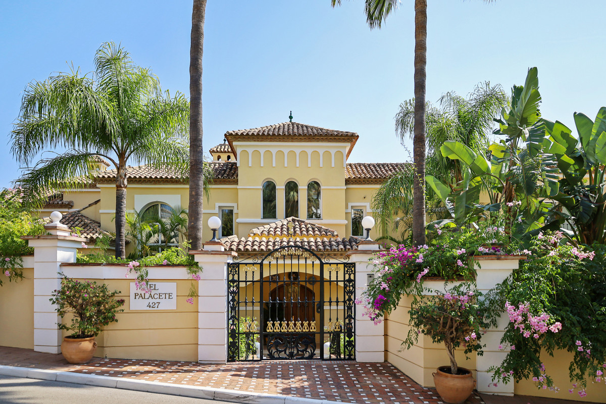 Traditional spacious villa located in the residential area of El Paraiso Alto. in Estepona