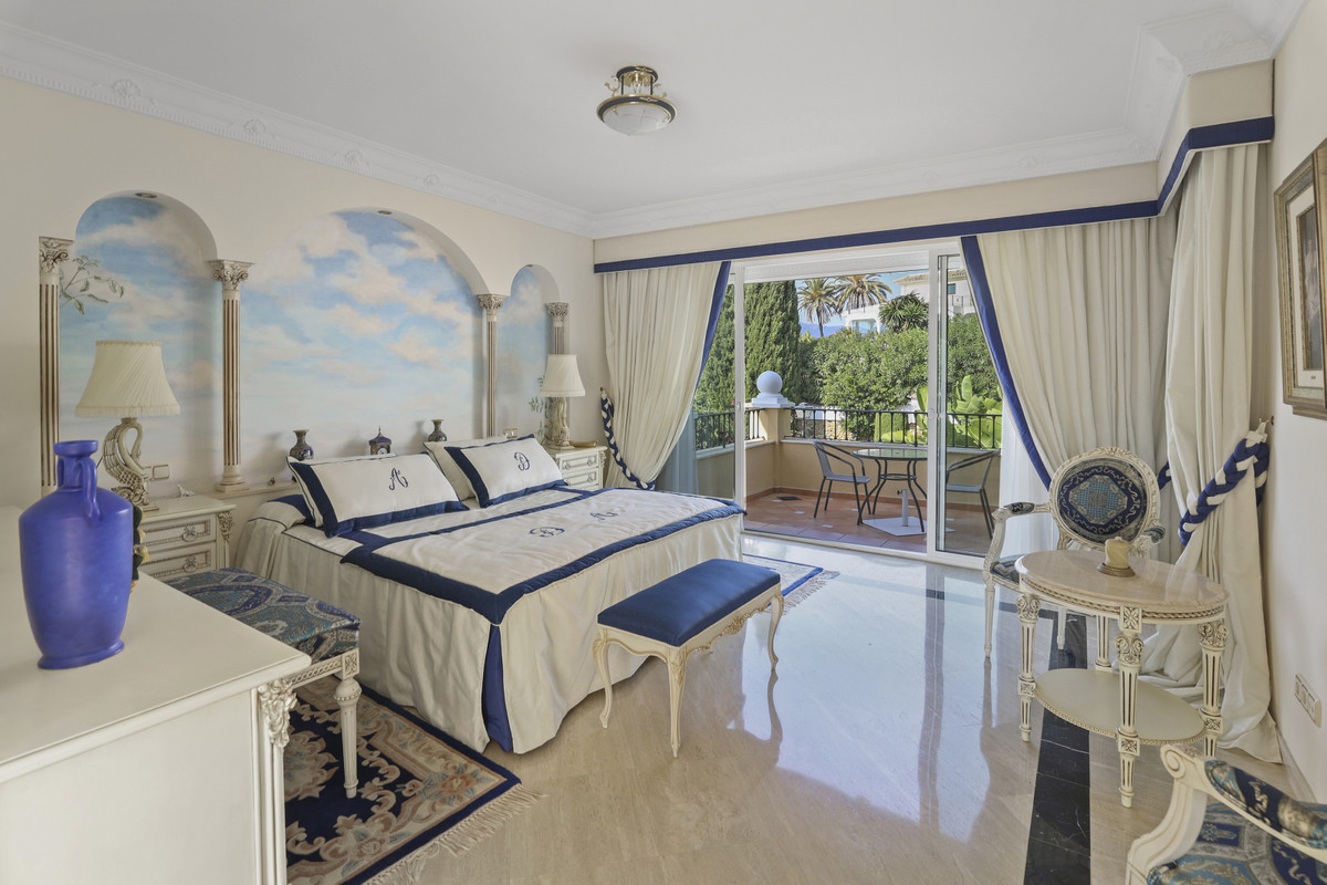 Traditional spacious villa located in the residential area of El Paraiso Alto. in Estepona