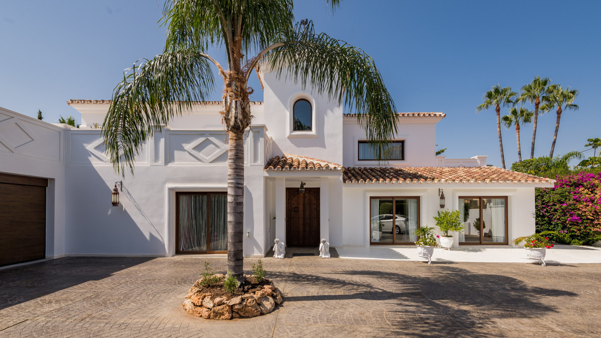 Villa for sale in <i>Atalaya, </i>Estepona