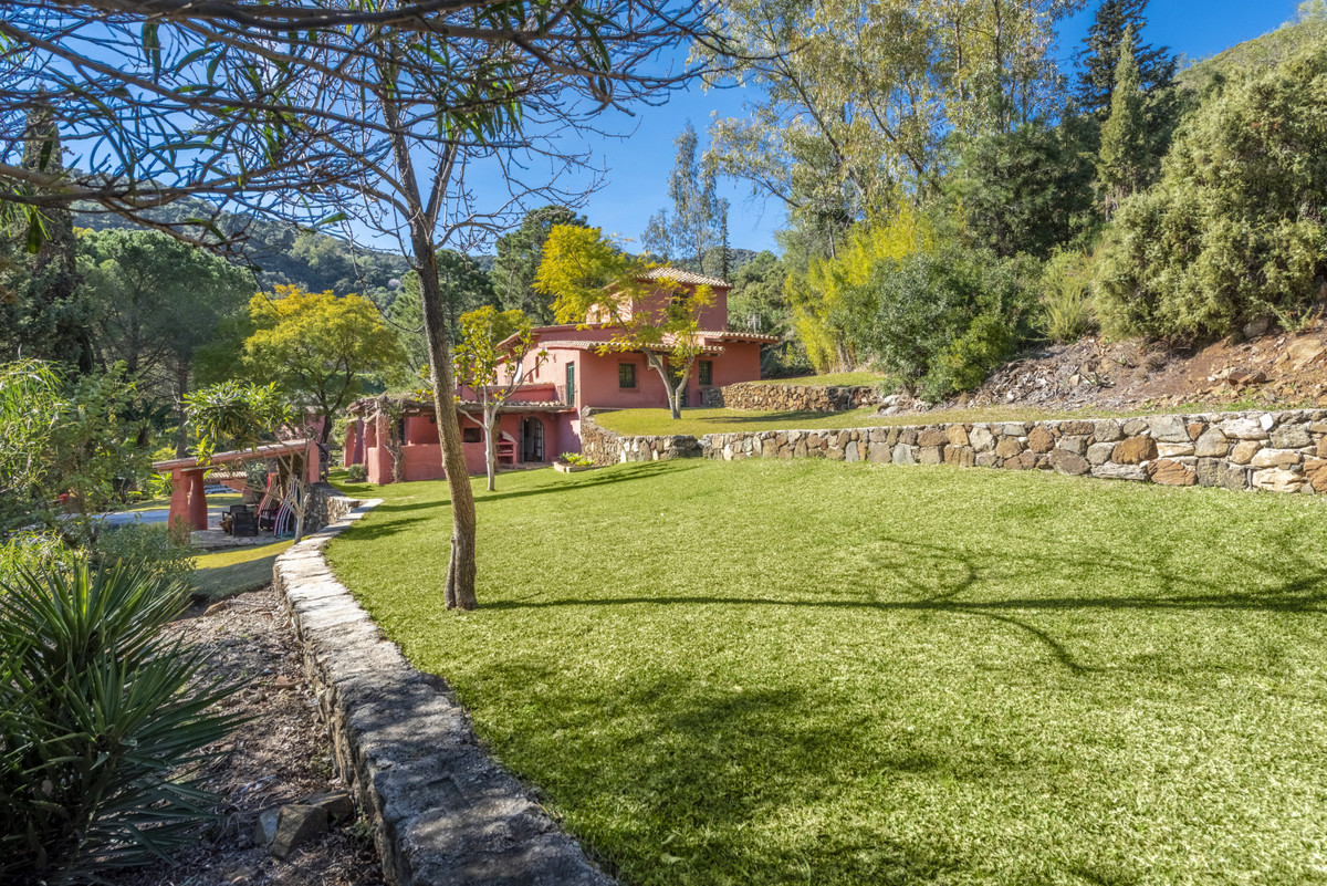 Finca for sale in <i>, </i>Benahavis