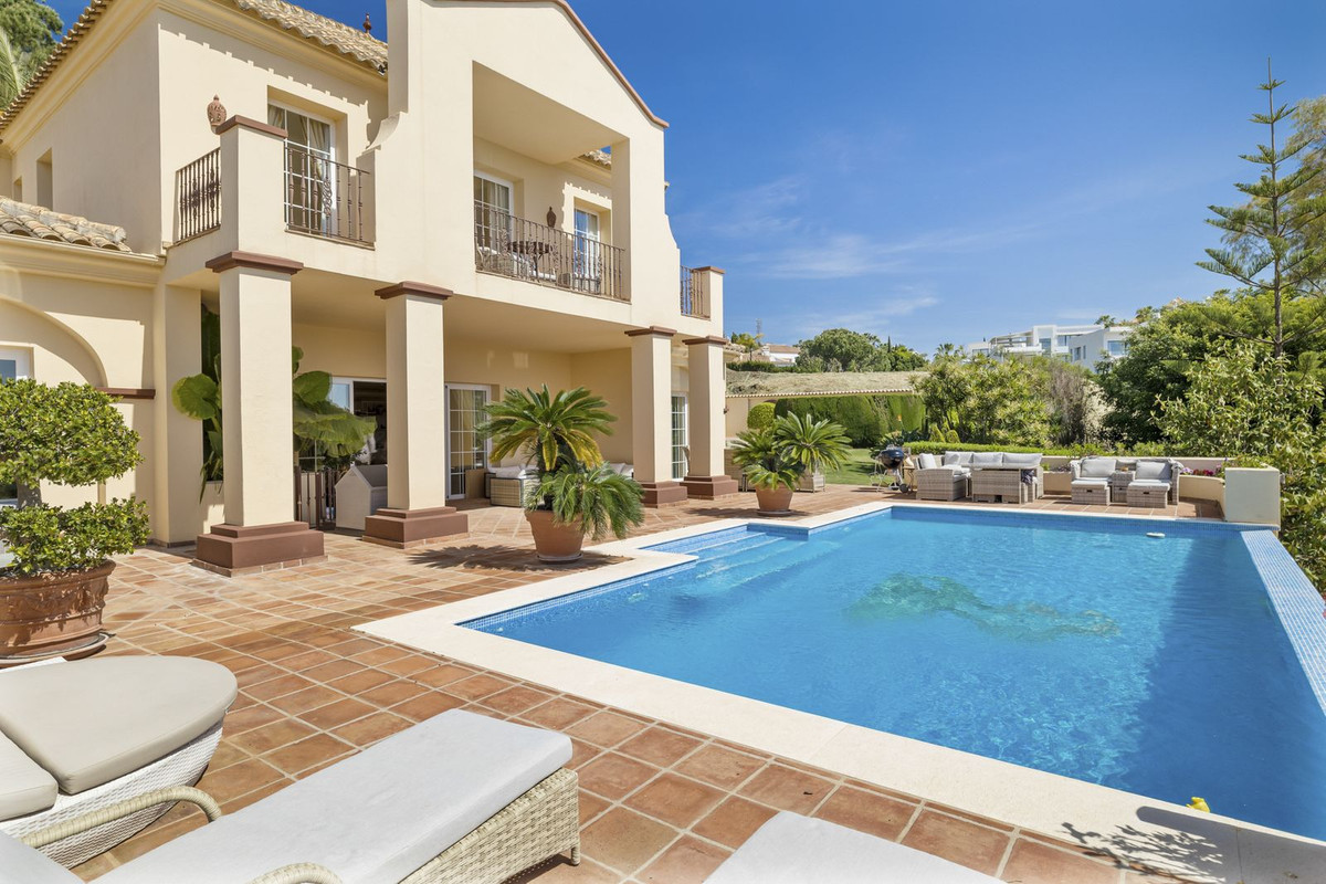 Villa for sale in <i>El Paraiso, </i>Estepona