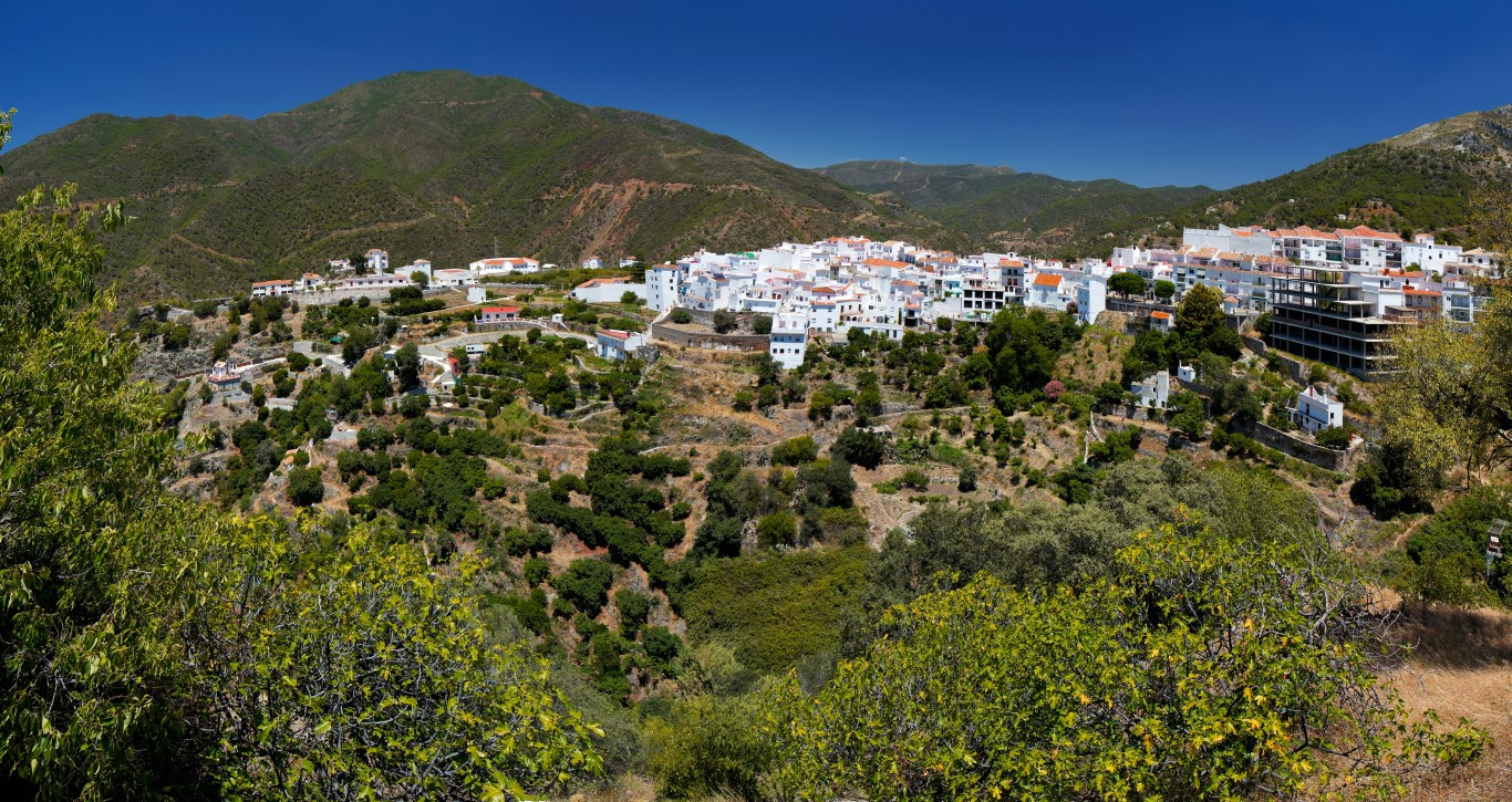 Almazara Hills apartments  with panoramic views in Istan
