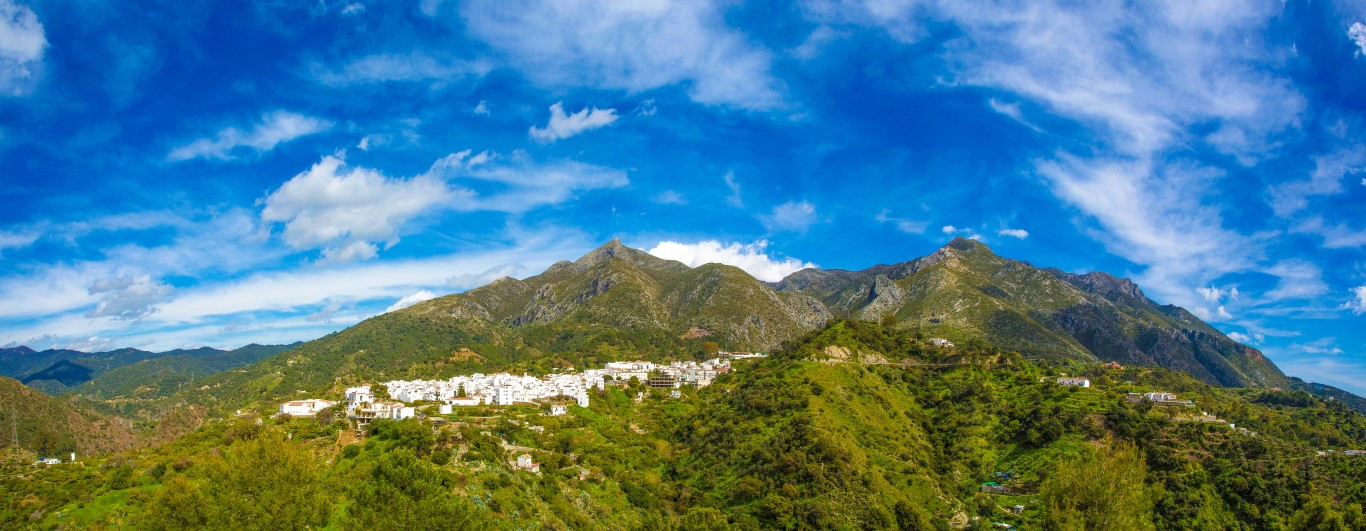Almazara Views townhouses  with panoramic views in Istan
