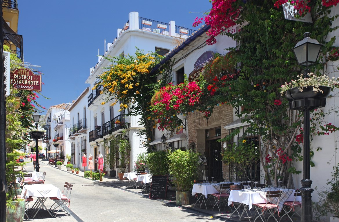 Almazara Views townhouses  with panoramic views in Istan