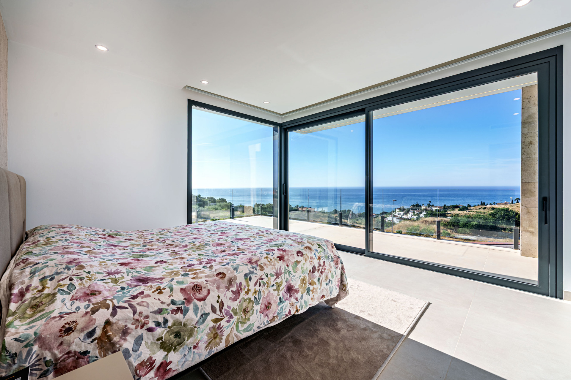 Contemporary villa with sea and mountain views in Benalmadena