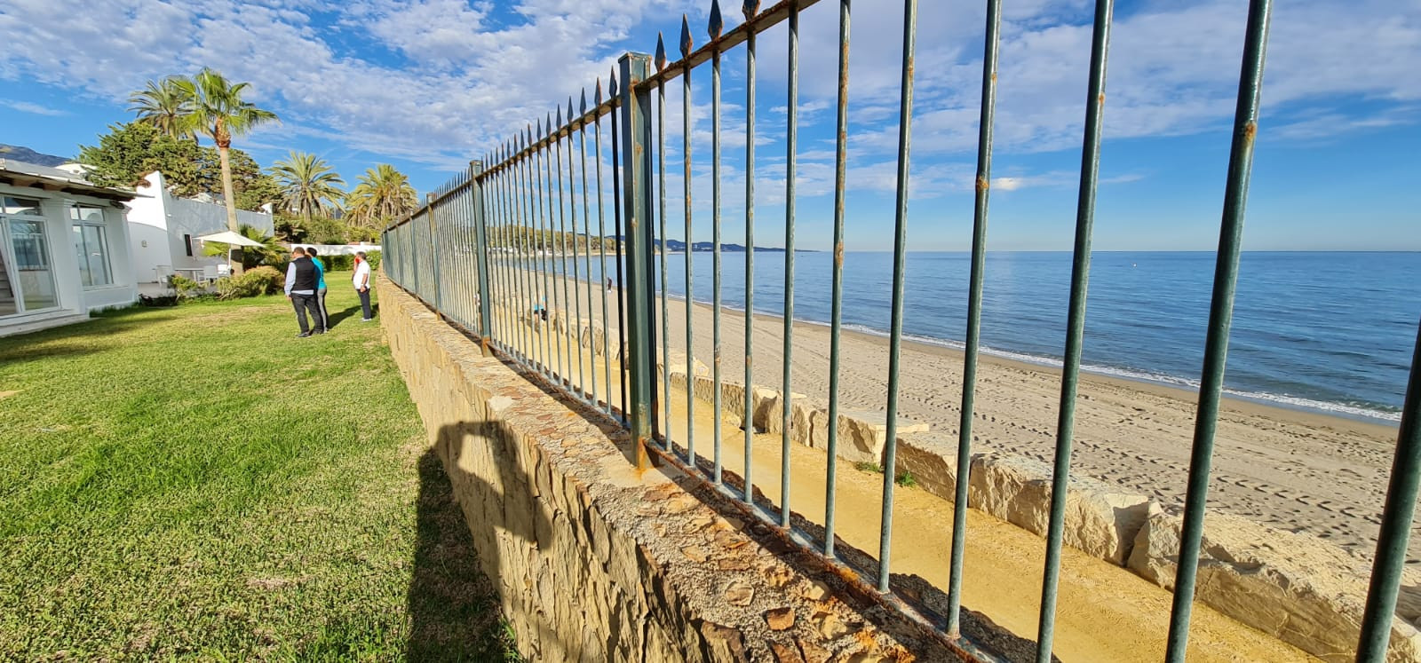 Villa única frente a la playa situada en la zona más deseable de Marbella, la Milla de Oro en Marbella Golden Mile