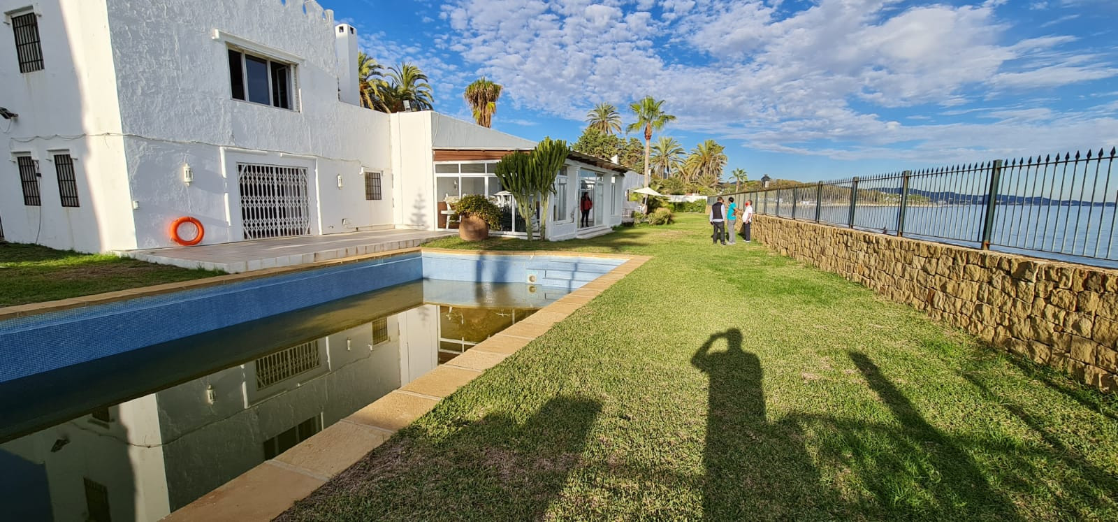Villa única frente a la playa situada en la zona más deseable de Marbella, la Milla de Oro en Marbella Golden Mile